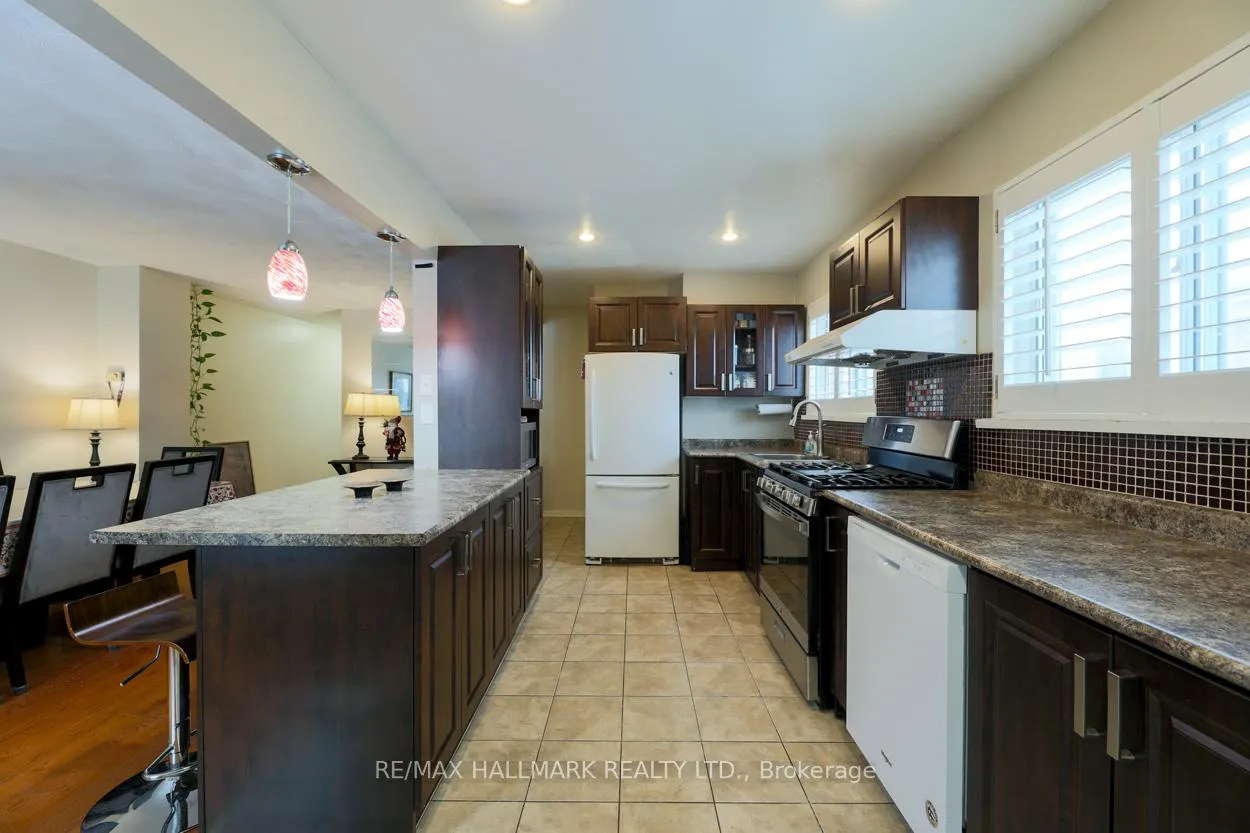 Photo 4 of 12 Trinnell Boulevard, Scarborough, Clairlea-Birchmount — HOMEH