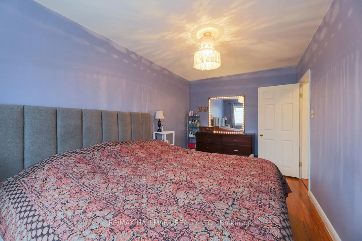 Photo 8 of 12 Trinnell Boulevard, Scarborough, Clairlea-Birchmount — HOMEH