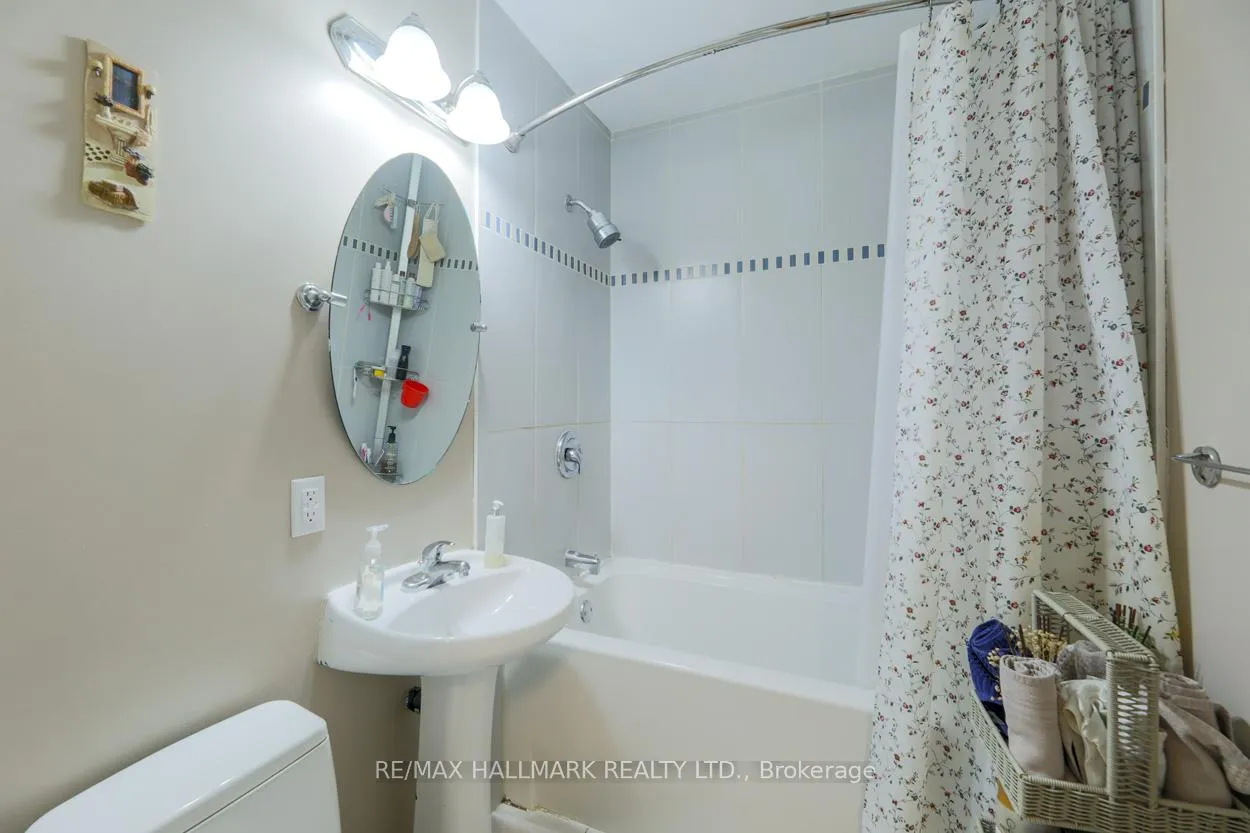 Photo 9 of 12 Trinnell Boulevard, Scarborough, Clairlea-Birchmount — HOMEH