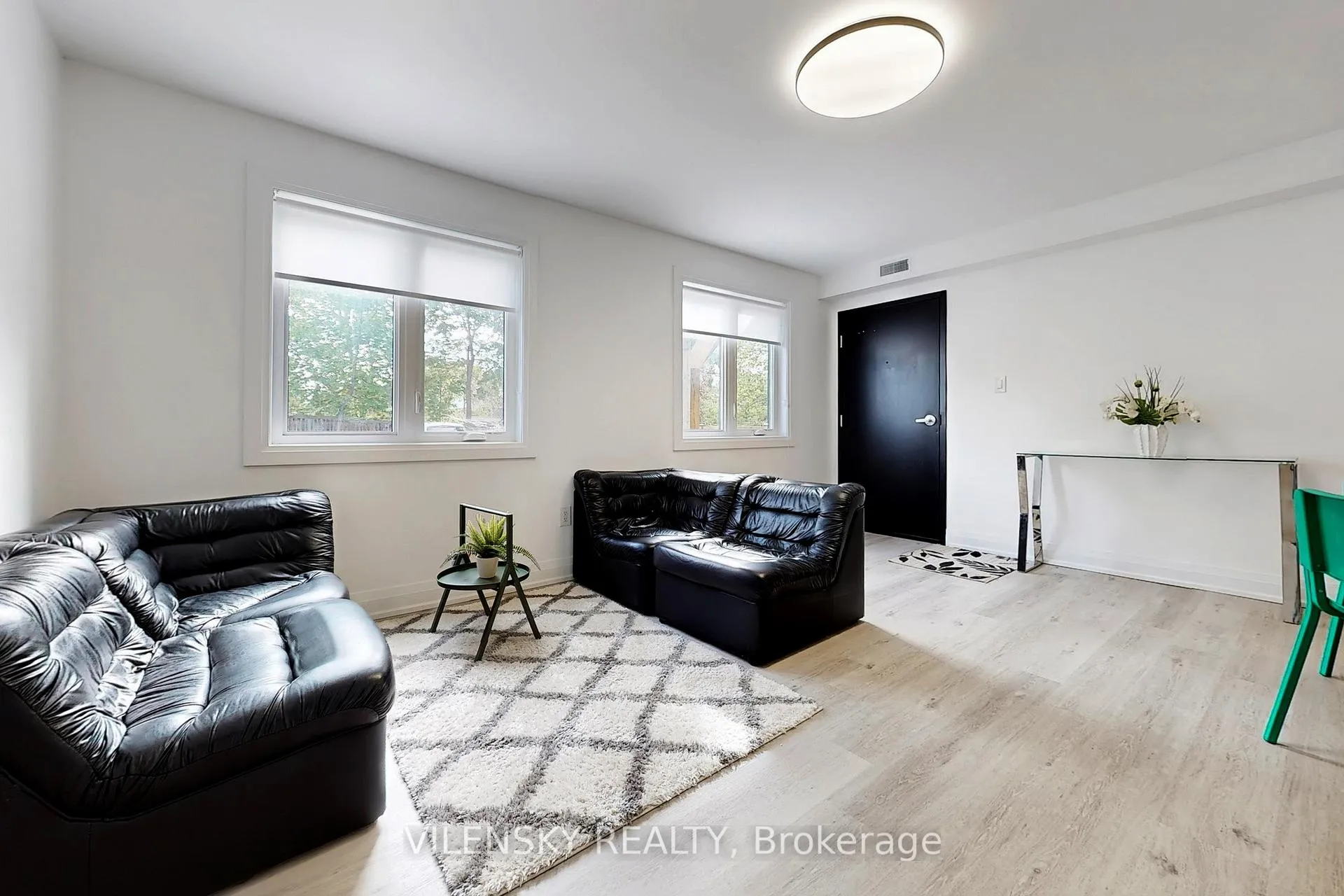 Photo 2 of Unit E, 195 Owen Street E, Barrie, Wellington — HOMEH
