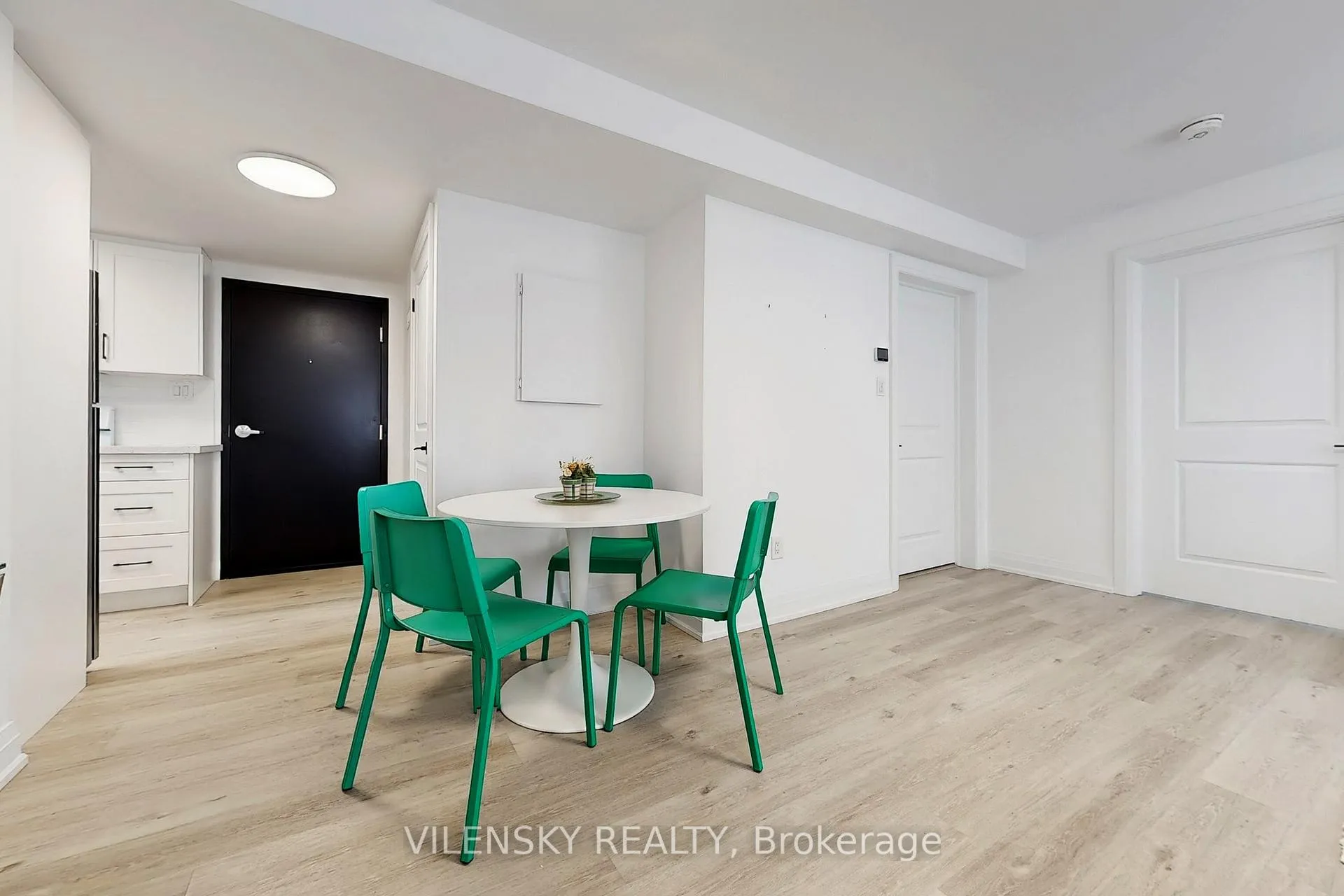 Photo 3 of Unit E, 195 Owen Street E, Barrie, Wellington — HOMEH