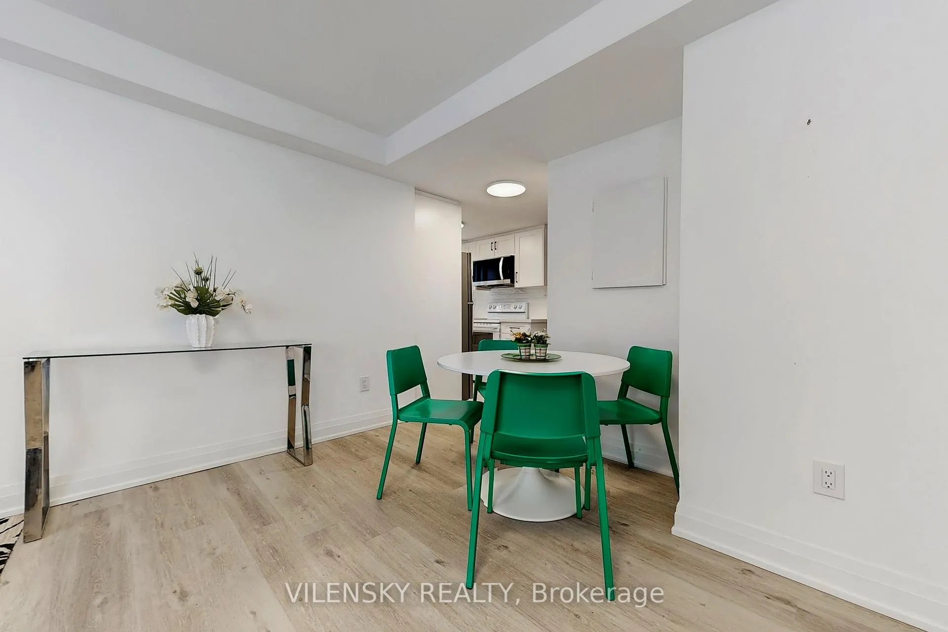 Photo 4 of Unit E, 195 Owen Street E, Barrie, Wellington — HOMEH