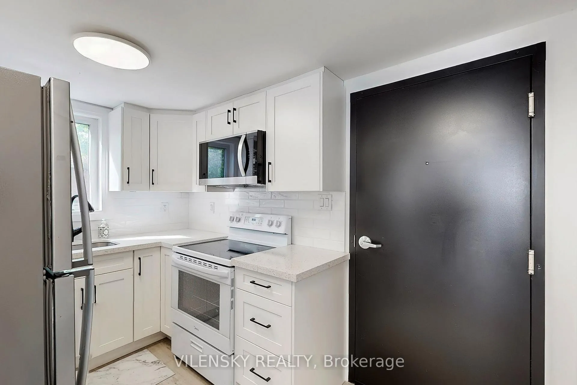 Photo 5 of Unit E, 195 Owen Street E, Barrie, Wellington — HOMEH