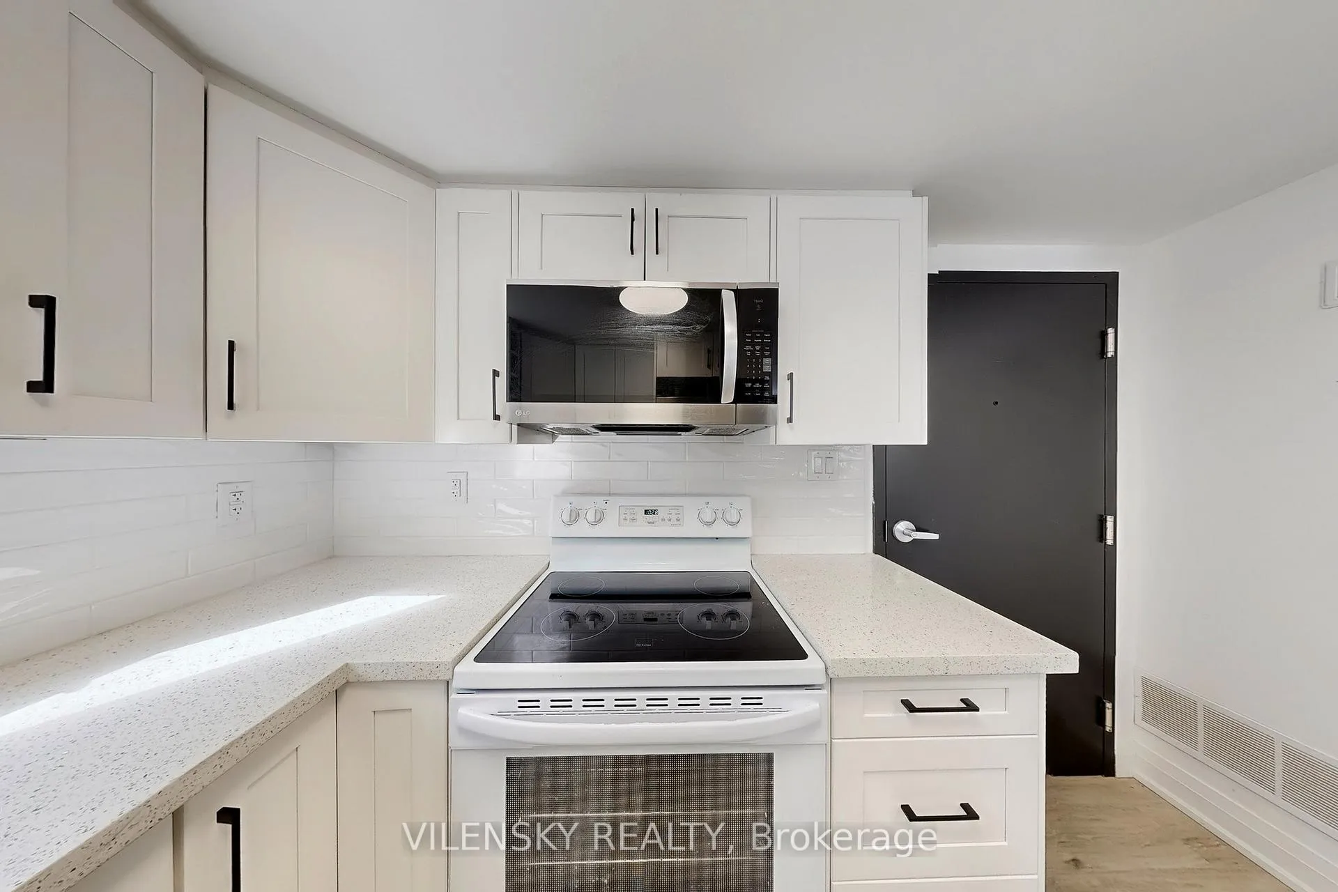Photo 6 of Unit E, 195 Owen Street E, Barrie, Wellington — HOMEH