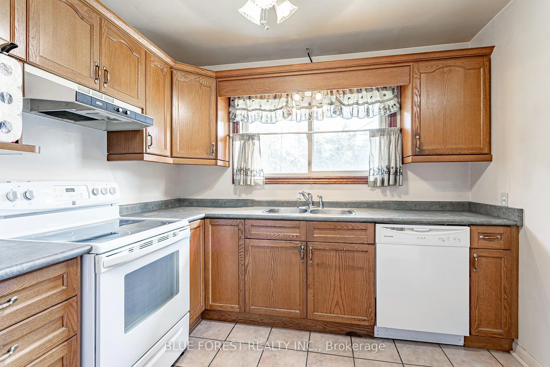 Photo 9 of 232 Terrence Avenue, Thames Centre, Dorchester — HOMEH