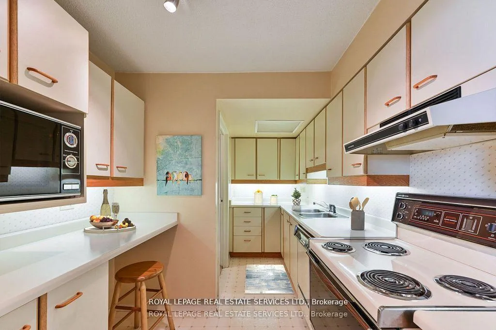 Photo 4 of Unit PH 8, 284 Mill Road, Etobicoke, Markland Wood — HOMEH