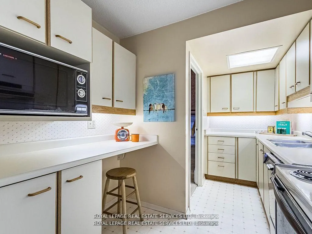 Photo 5 of Unit PH 8, 284 Mill Road, Etobicoke, Markland Wood — HOMEH