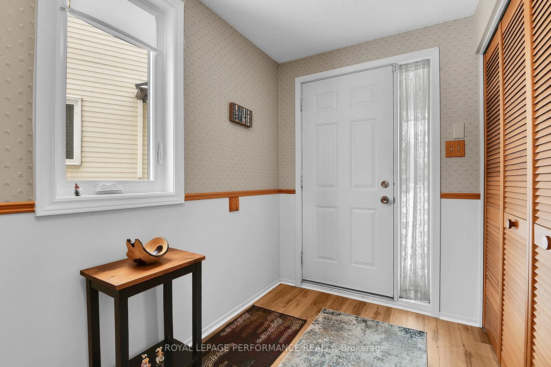 Photo 5 of 43 Waterview Court, Ottawa, Mooneys Bay/Riverside Park — HOMEH