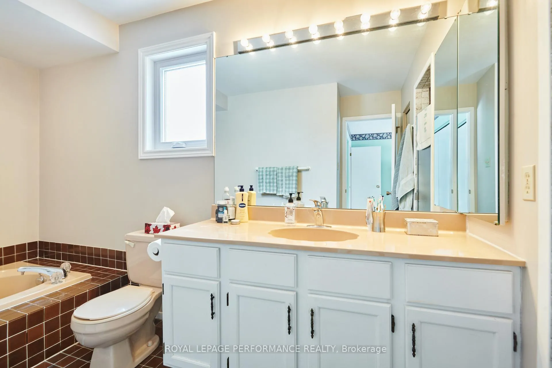 Photo 24 of 43 Waterview Court, Ottawa, Mooneys Bay/Riverside Park — HOMEH