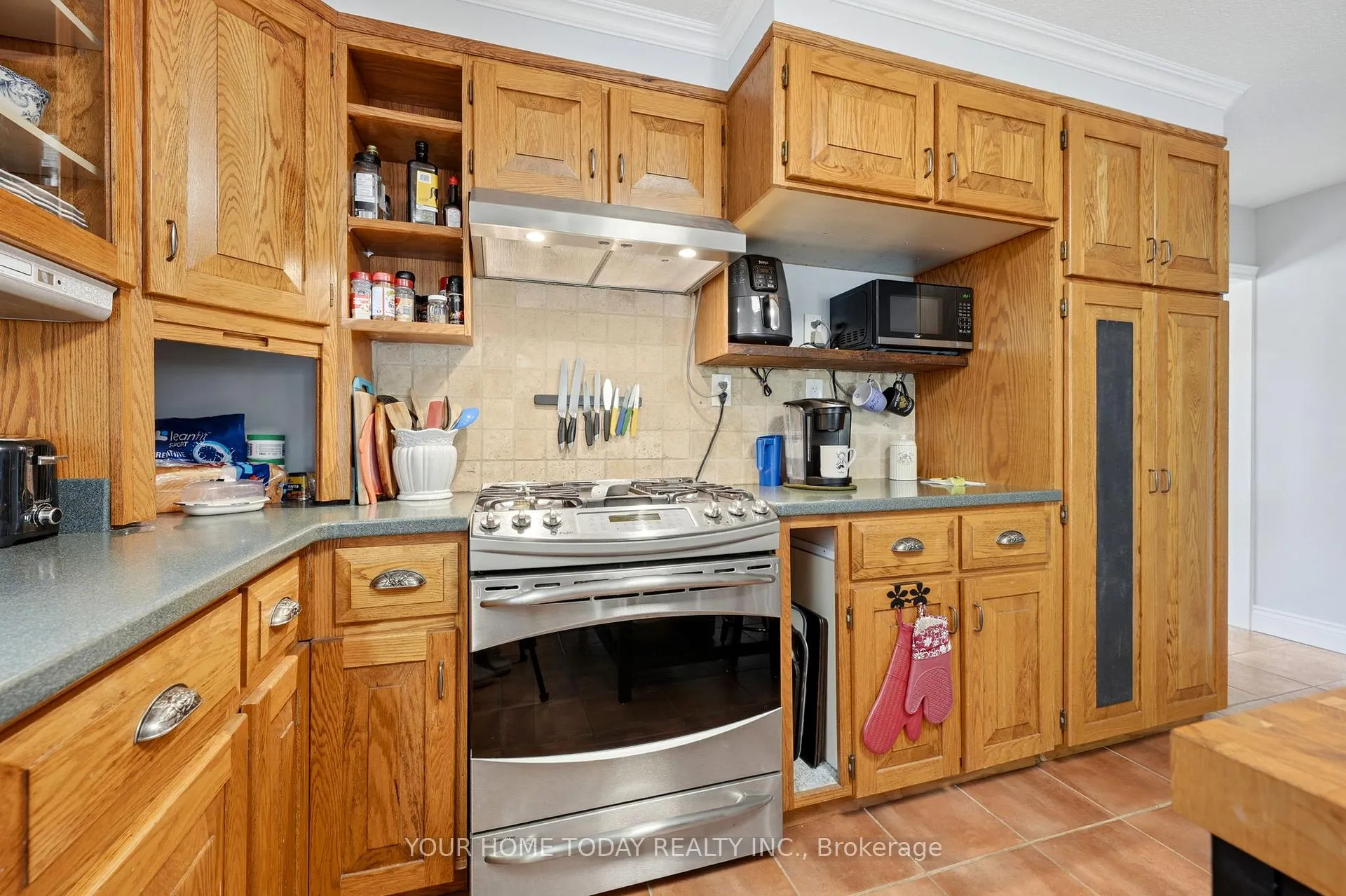 Photo 10 of 70 Maple Avenue, Halton Hills, Georgetown — HOMEH