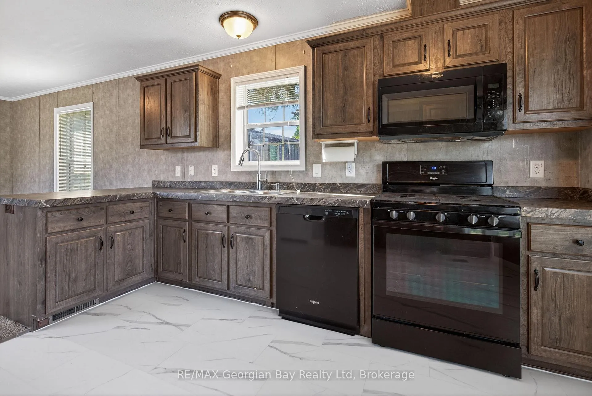Photo 8 of 1 Maple Lane, Midland — HOMEH