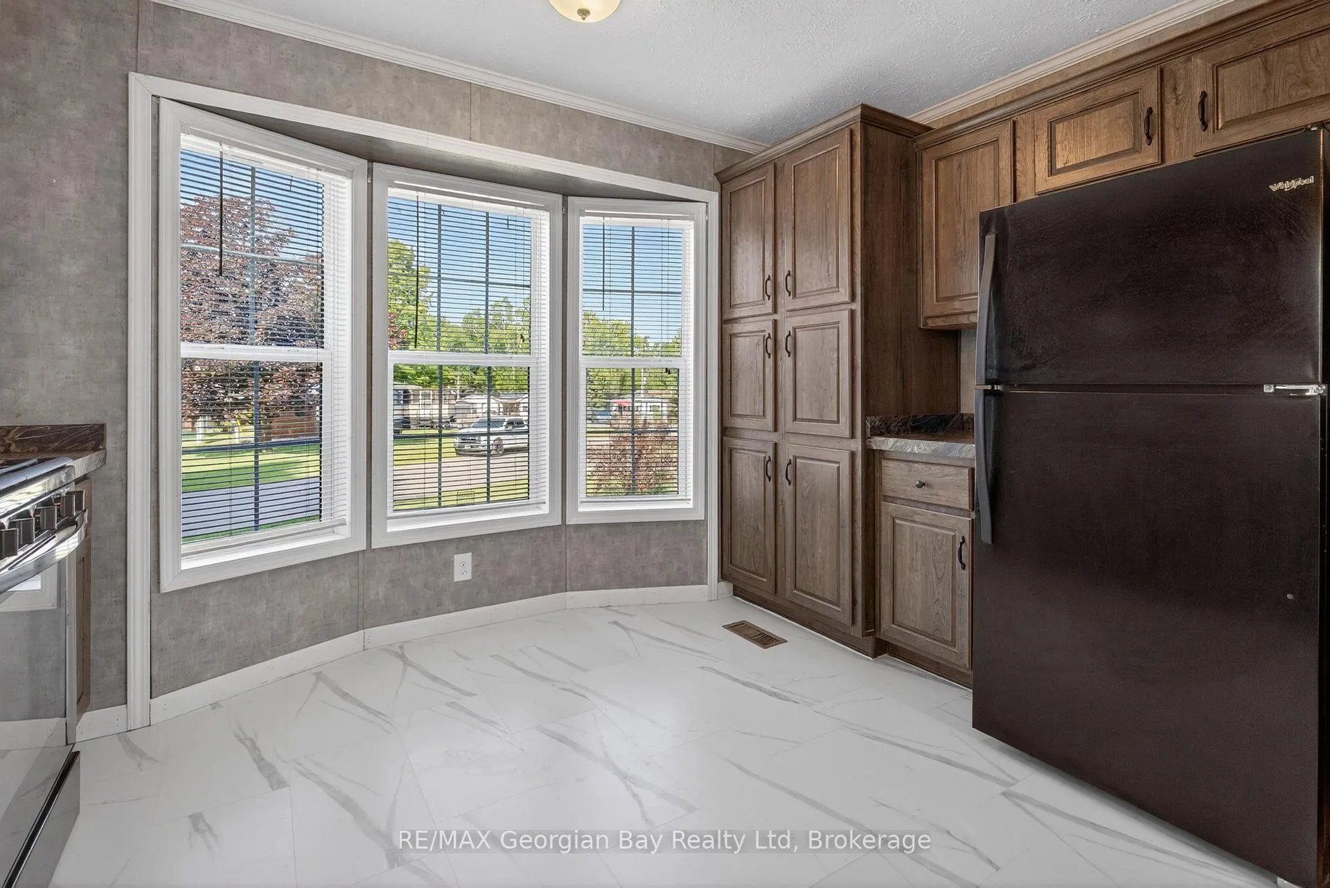 Photo 9 of 1 Maple Lane, Midland — HOMEH