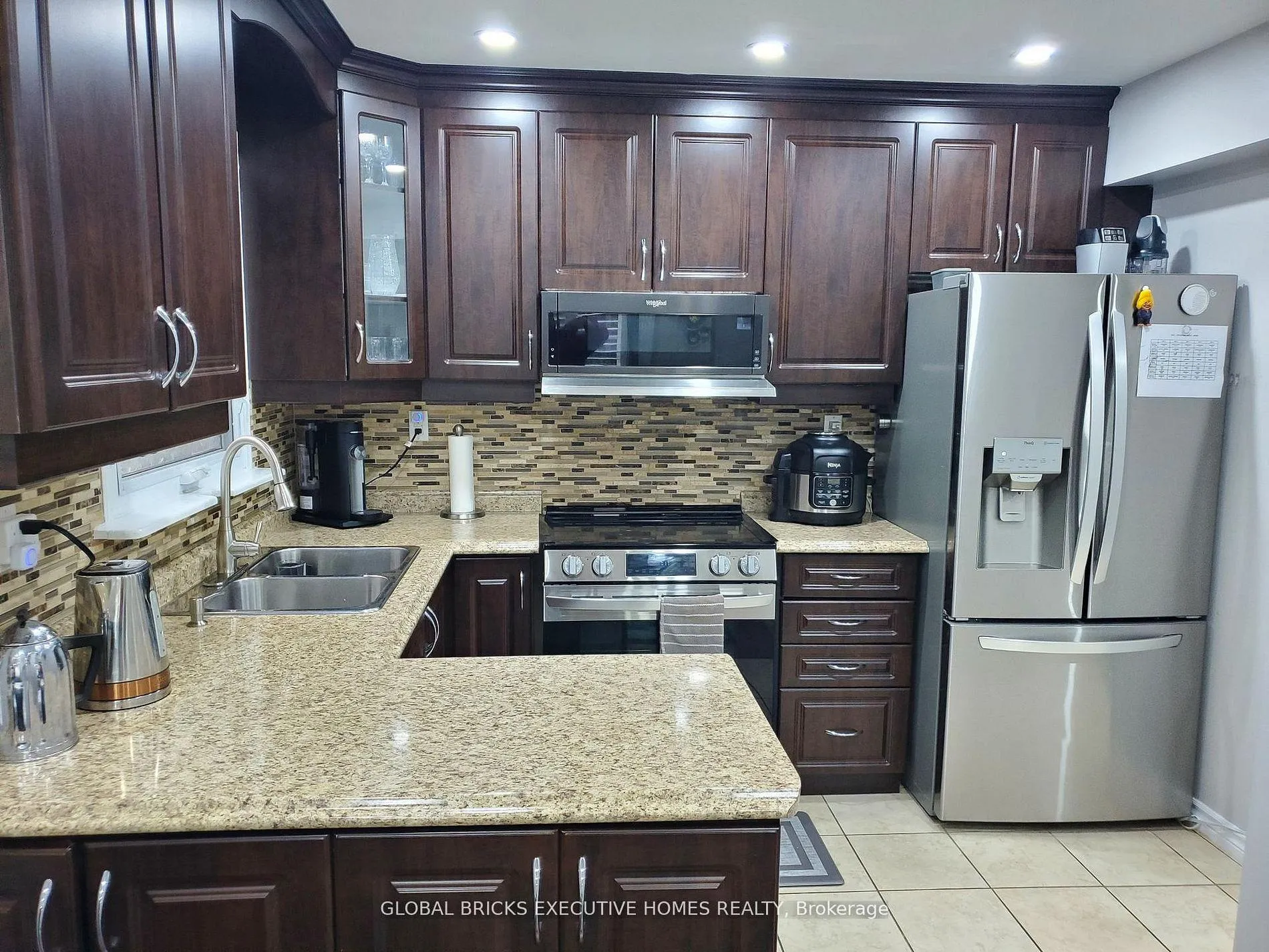 Photo 5 of 18 Deerpark Crescent, Brampton, Brampton West — HOMEH