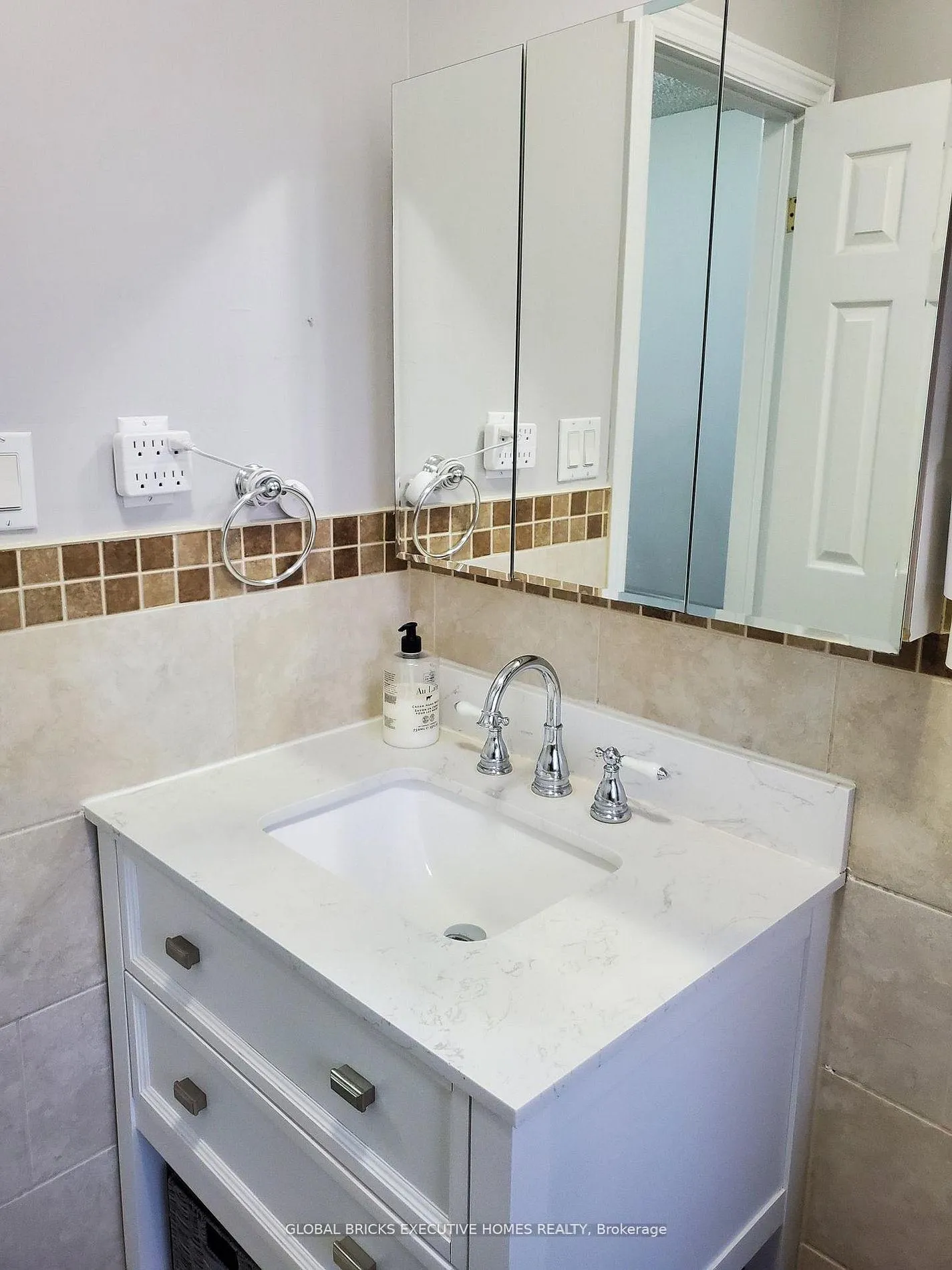 Photo 12 of 18 Deerpark Crescent, Brampton, Brampton West — HOMEH