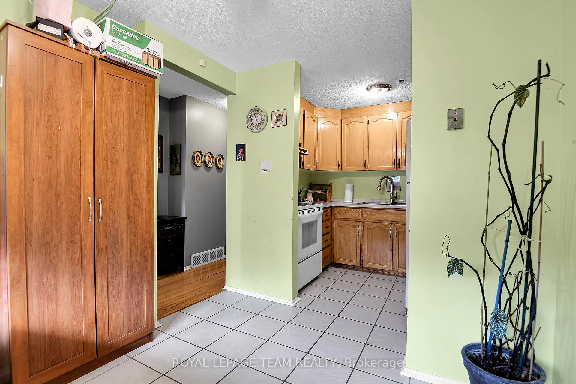 Photo 9 of Unit B, 902 Elmsmere Road, Ottawa, Beacon Hill South — HOMEH