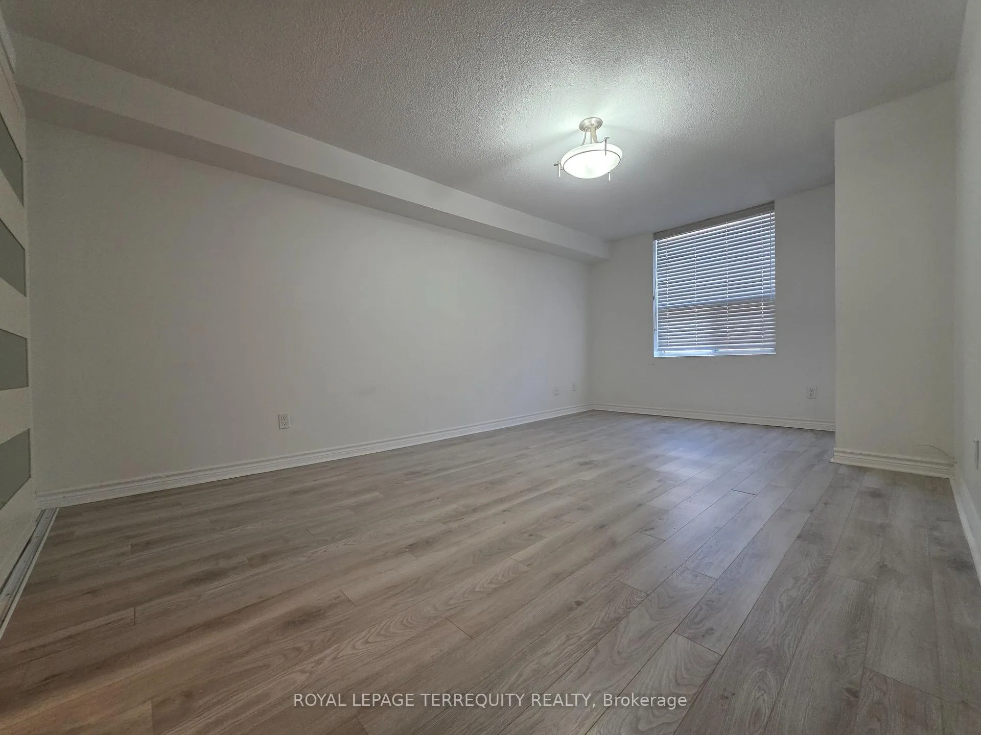 Photo 6 of Unit 804, 50 Inverlochy Boulevard, Markham, Royal Orchard — HOMEH