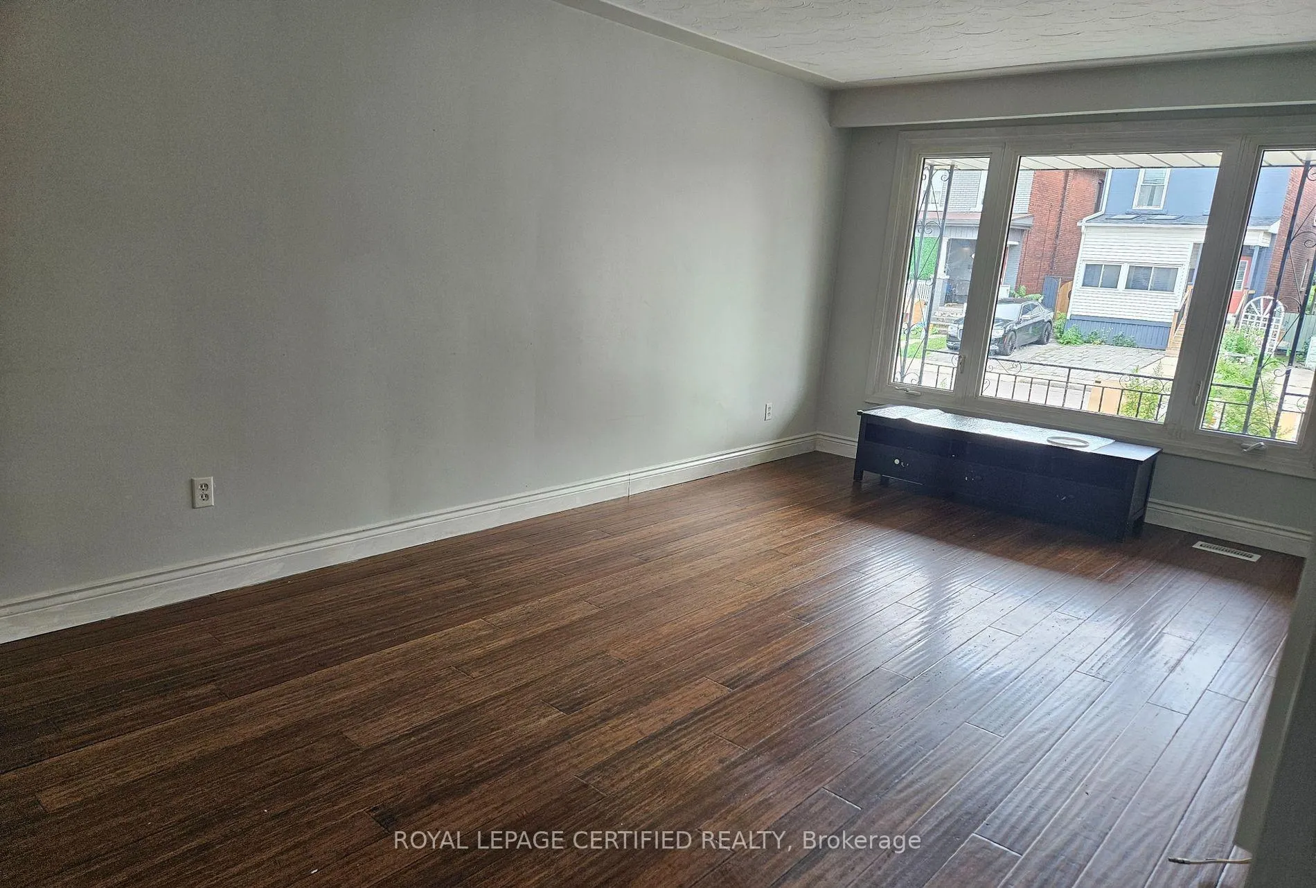 Photo 3 of 290 Balmoral Avenue N, Hamilton, Crown Point — HOMEH
