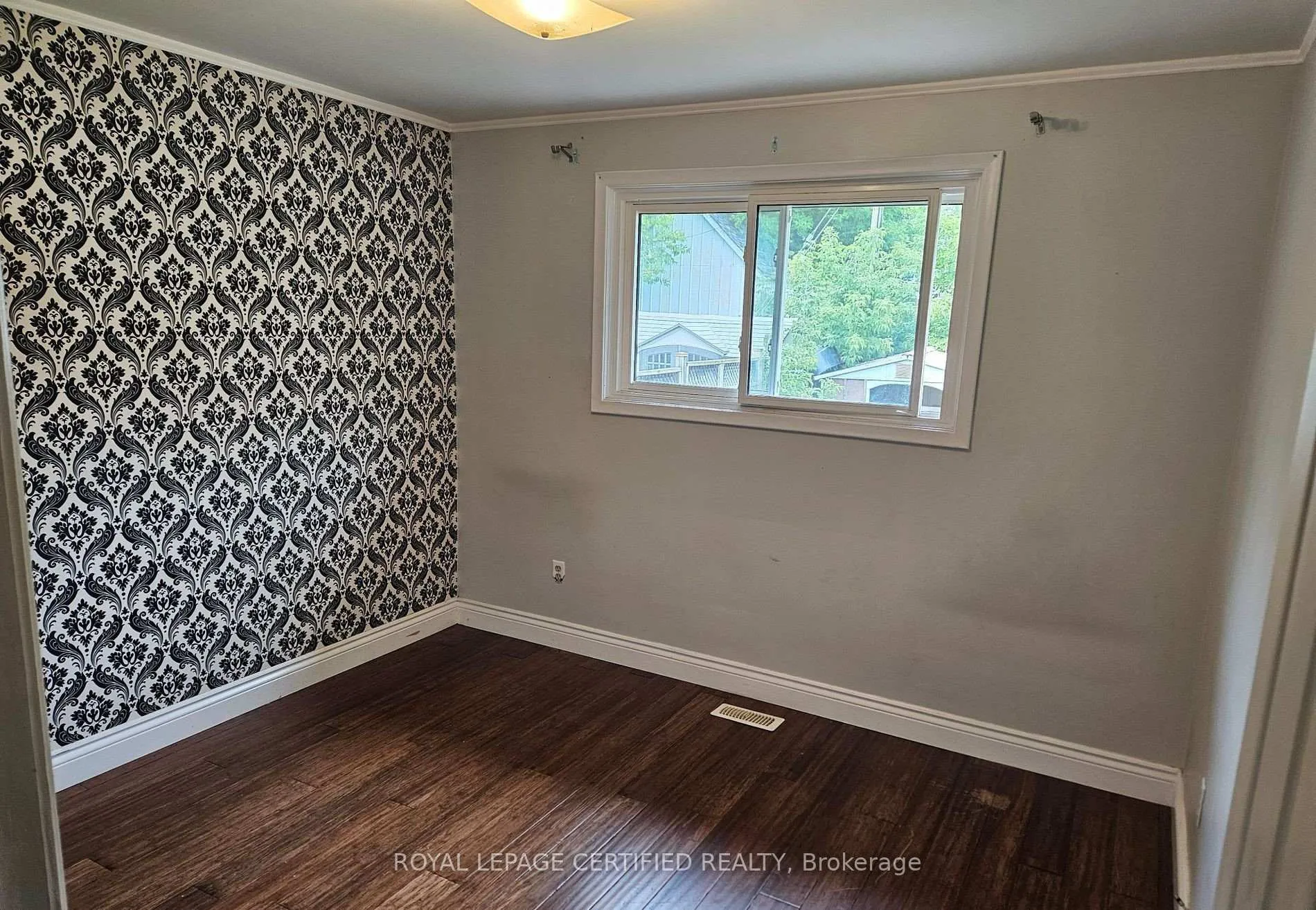 Photo 9 of 290 Balmoral Avenue N, Hamilton, Crown Point — HOMEH