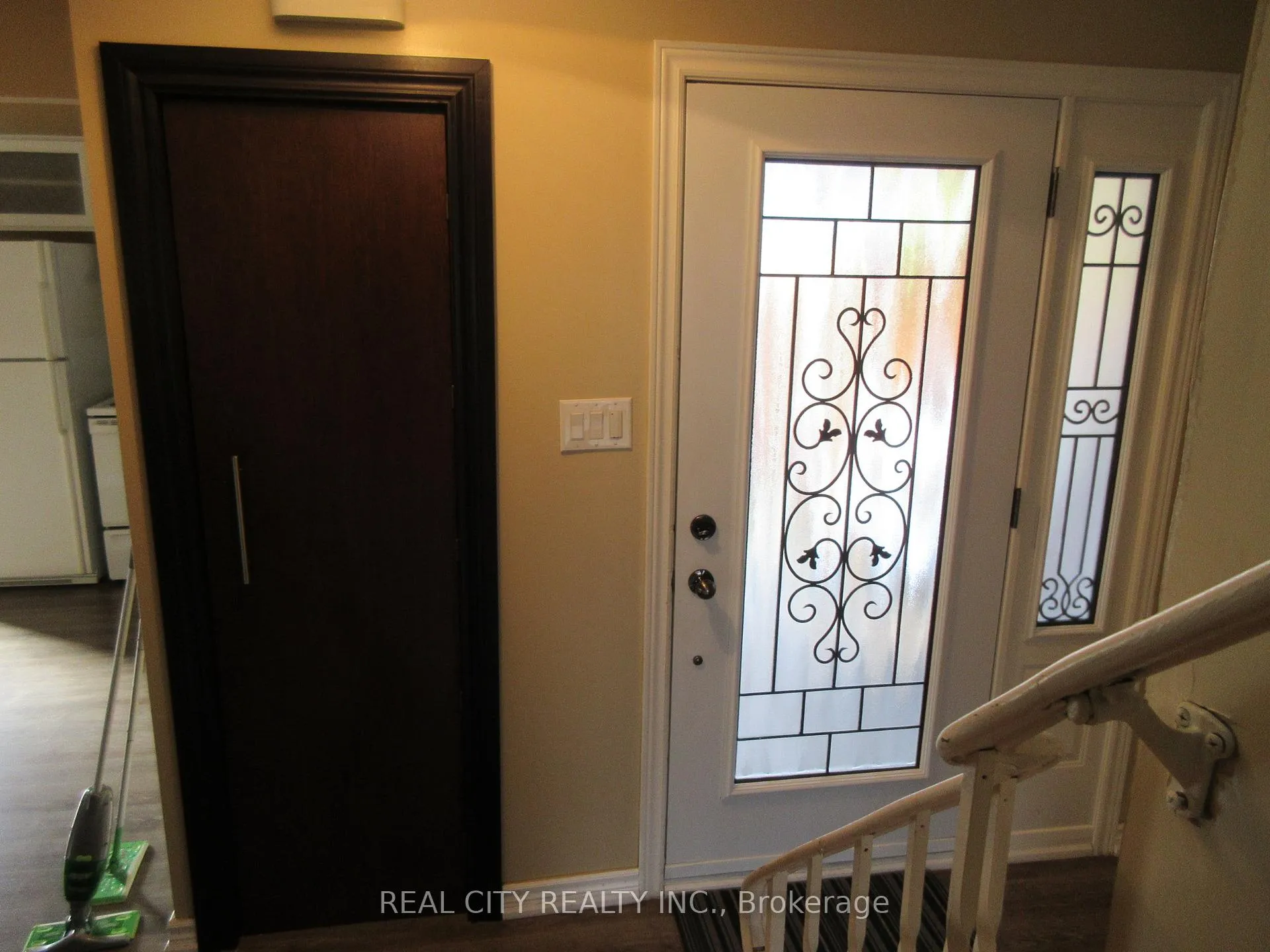 Photo 3 of 2290 Delkus Crescent, Mississauga, Cooksville — HOMEH