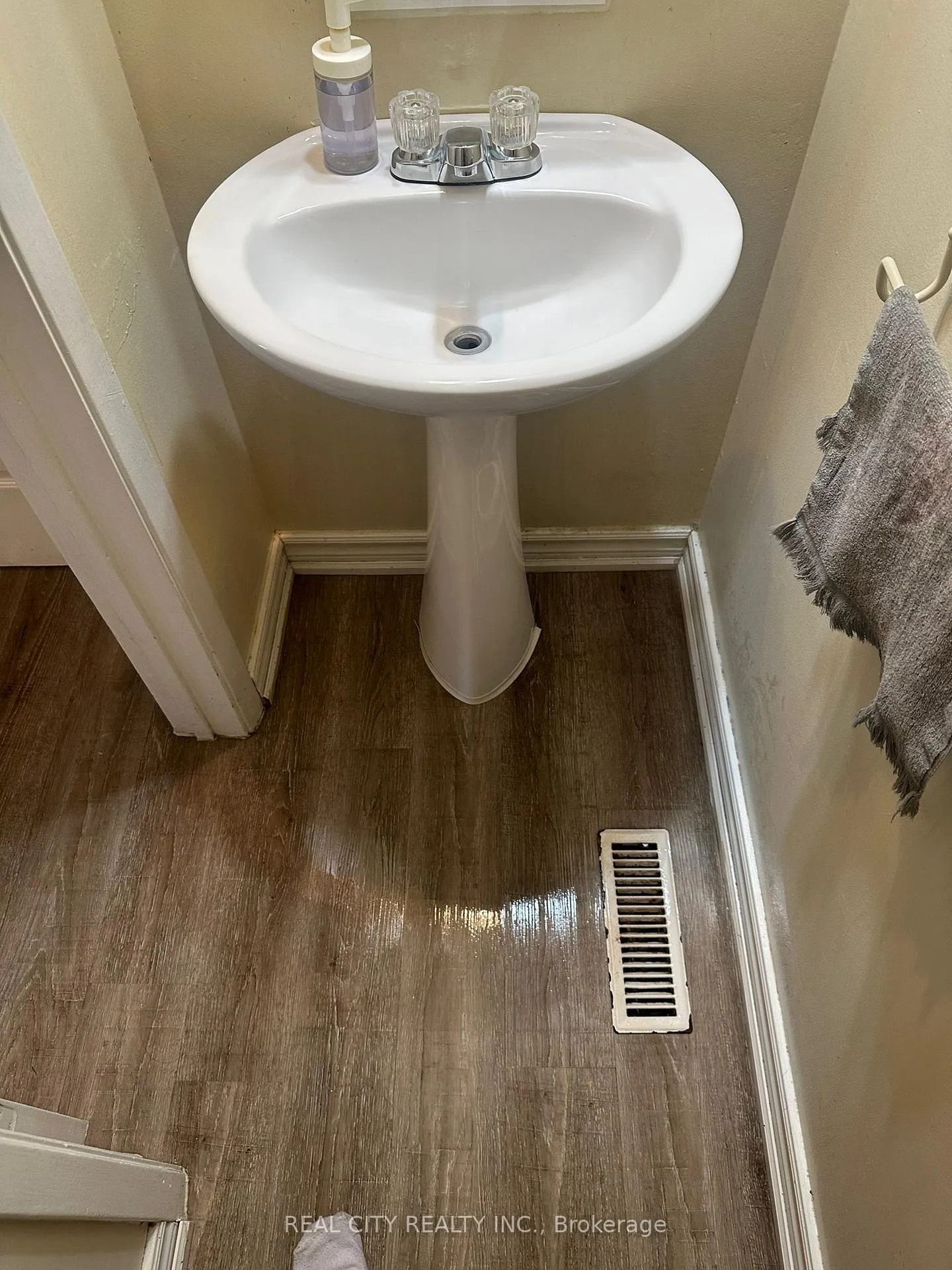 Photo 9 of 2290 Delkus Crescent, Mississauga, Cooksville — HOMEH
