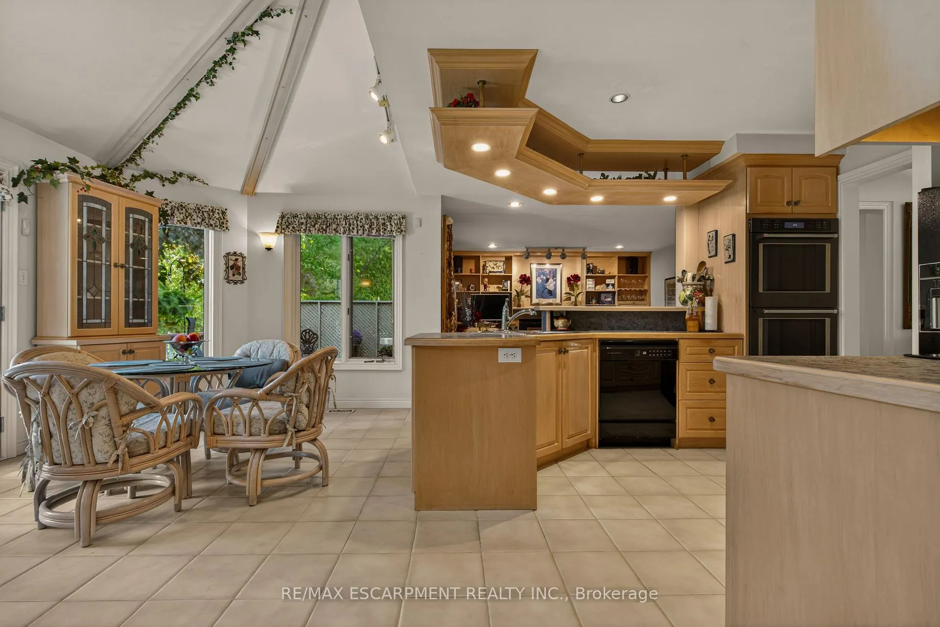 Photo 12 of 21 Fern Avenue, Hamilton, Waterdown — HOMEH