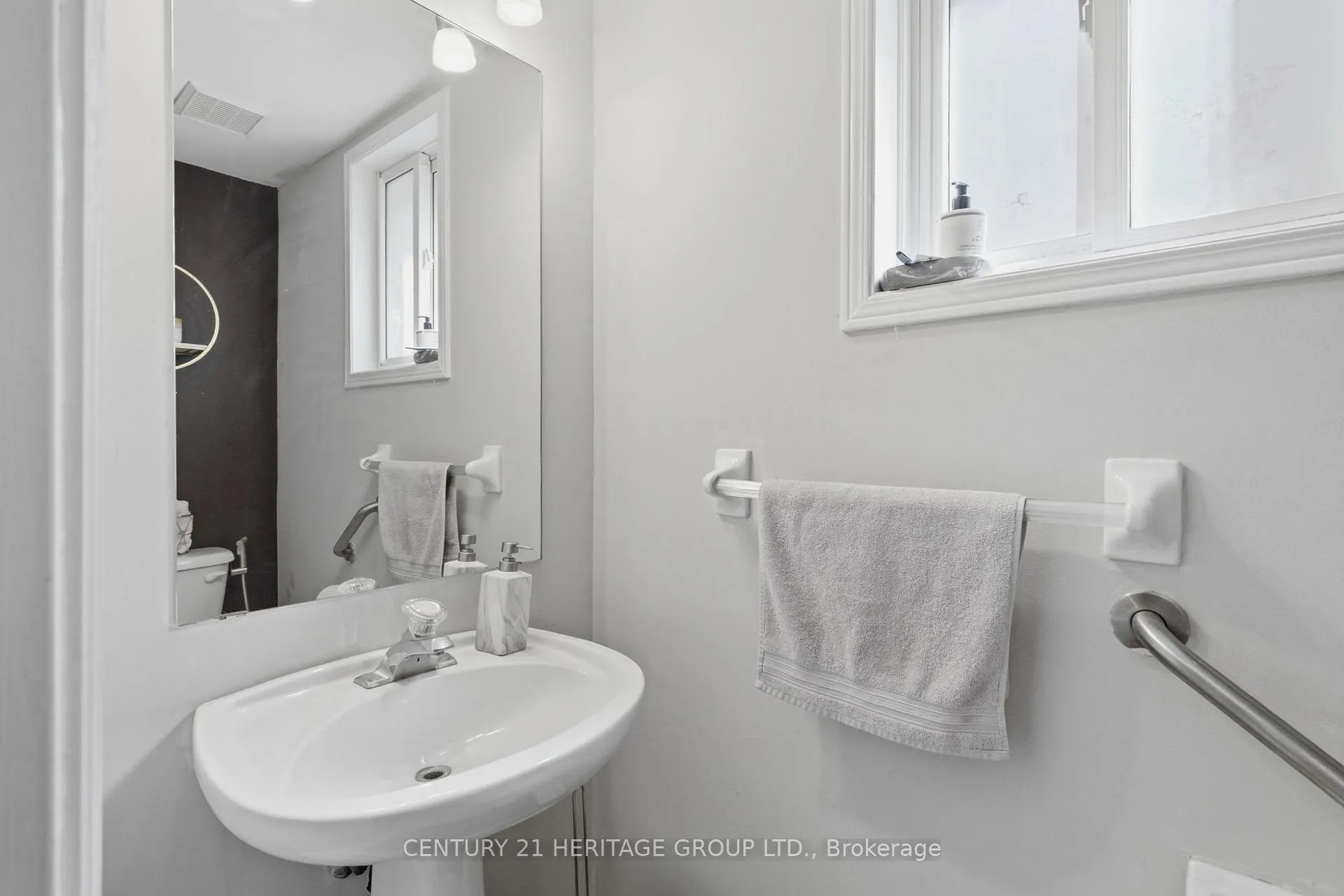 Photo 11 of 8 Caruso Drive, Brampton, Fletcher's West — HOMEH