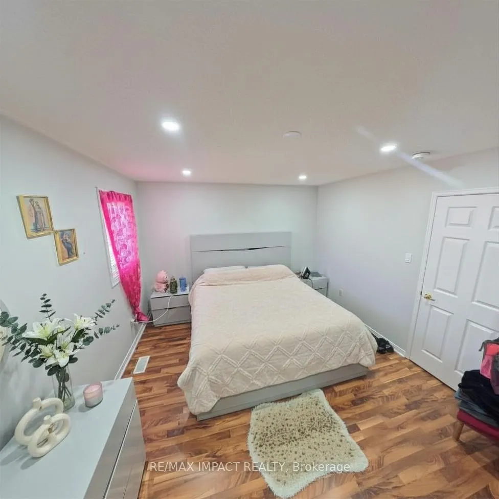Photo 12 of 49 Hood Crescent, Brampton, Fletcher's West — HOMEH