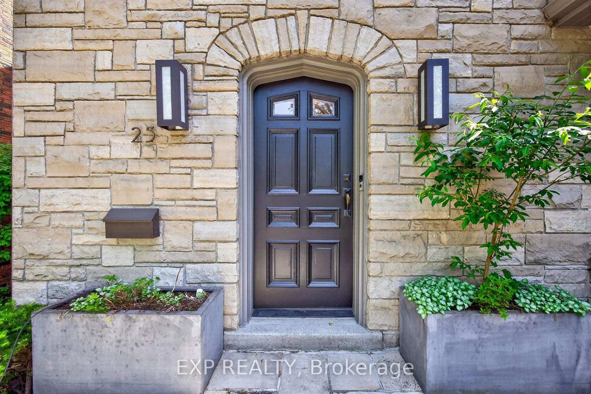 Photo 3 of 25 Kingsgarden Road, Etobicoke, Kingsway South — HOMEH