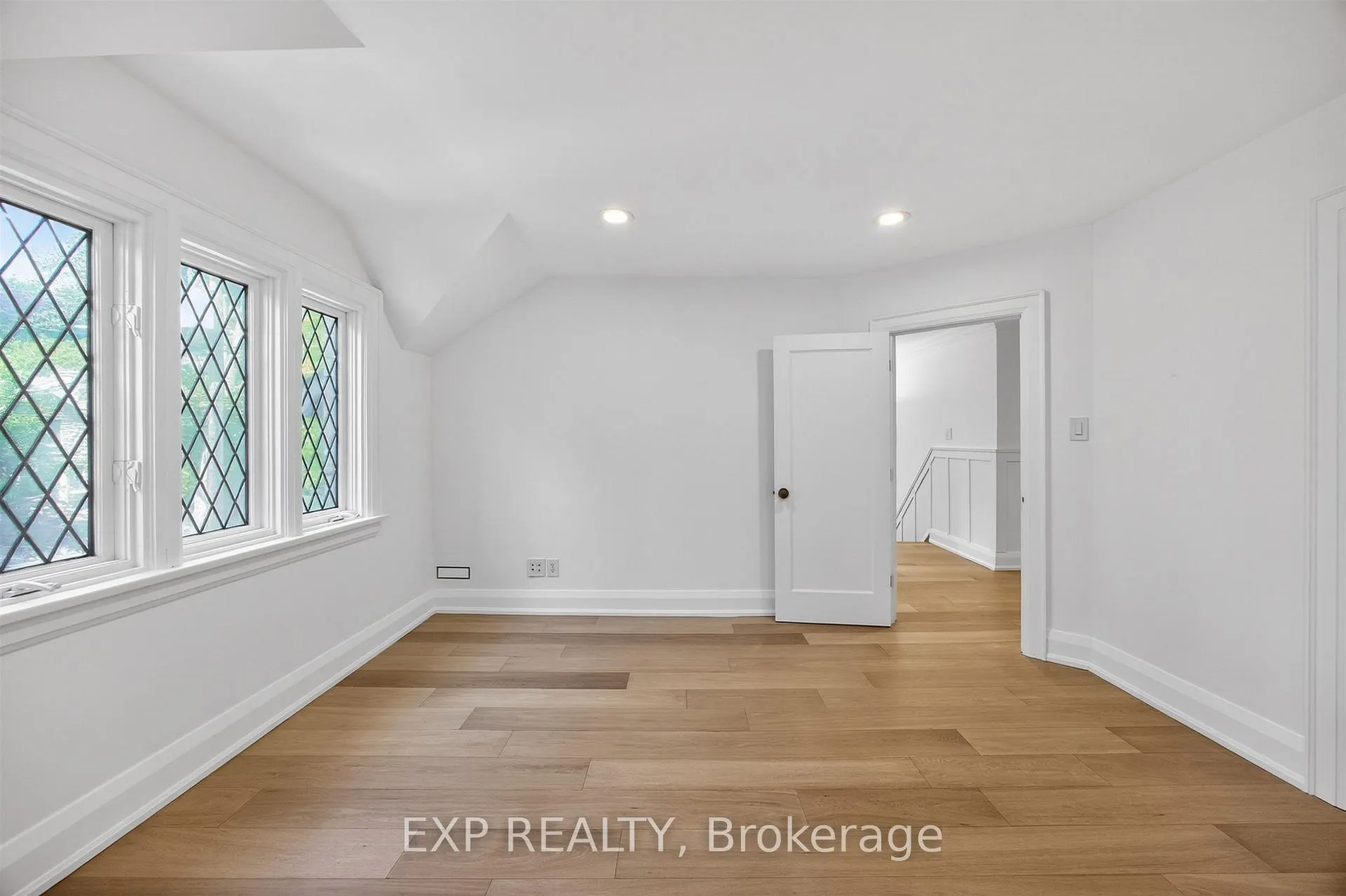 Photo 35 of 25 Kingsgarden Road, Etobicoke, Kingsway South — HOMEH