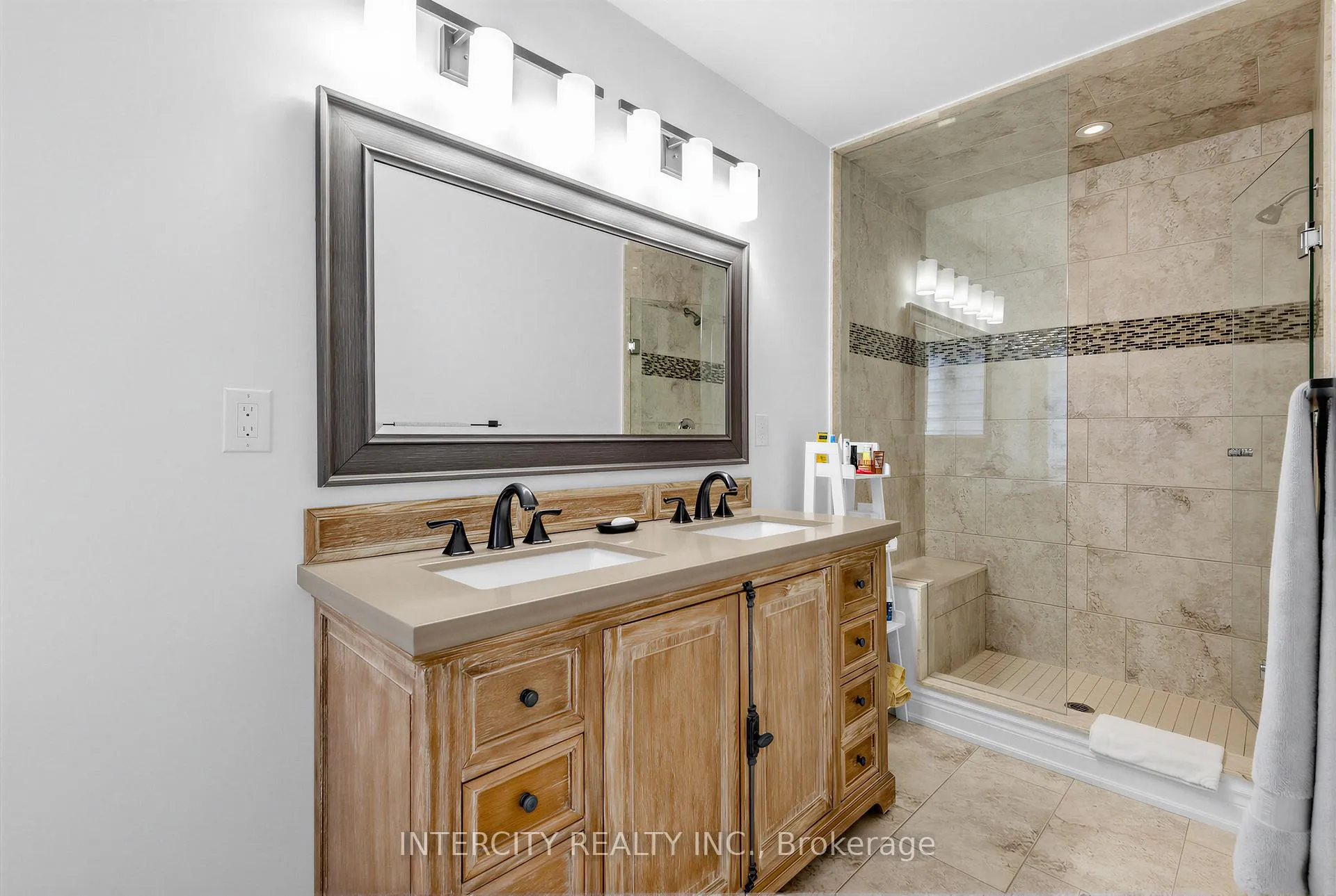 Photo 23 of 322 Moody Drive, Vaughan, Kleinburg — HOMEH