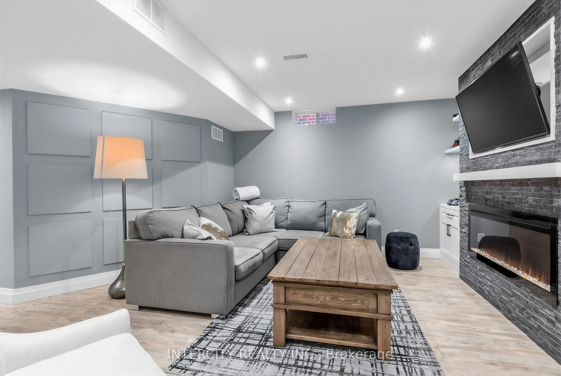 Photo 30 of 322 Moody Drive, Vaughan, Kleinburg — HOMEH