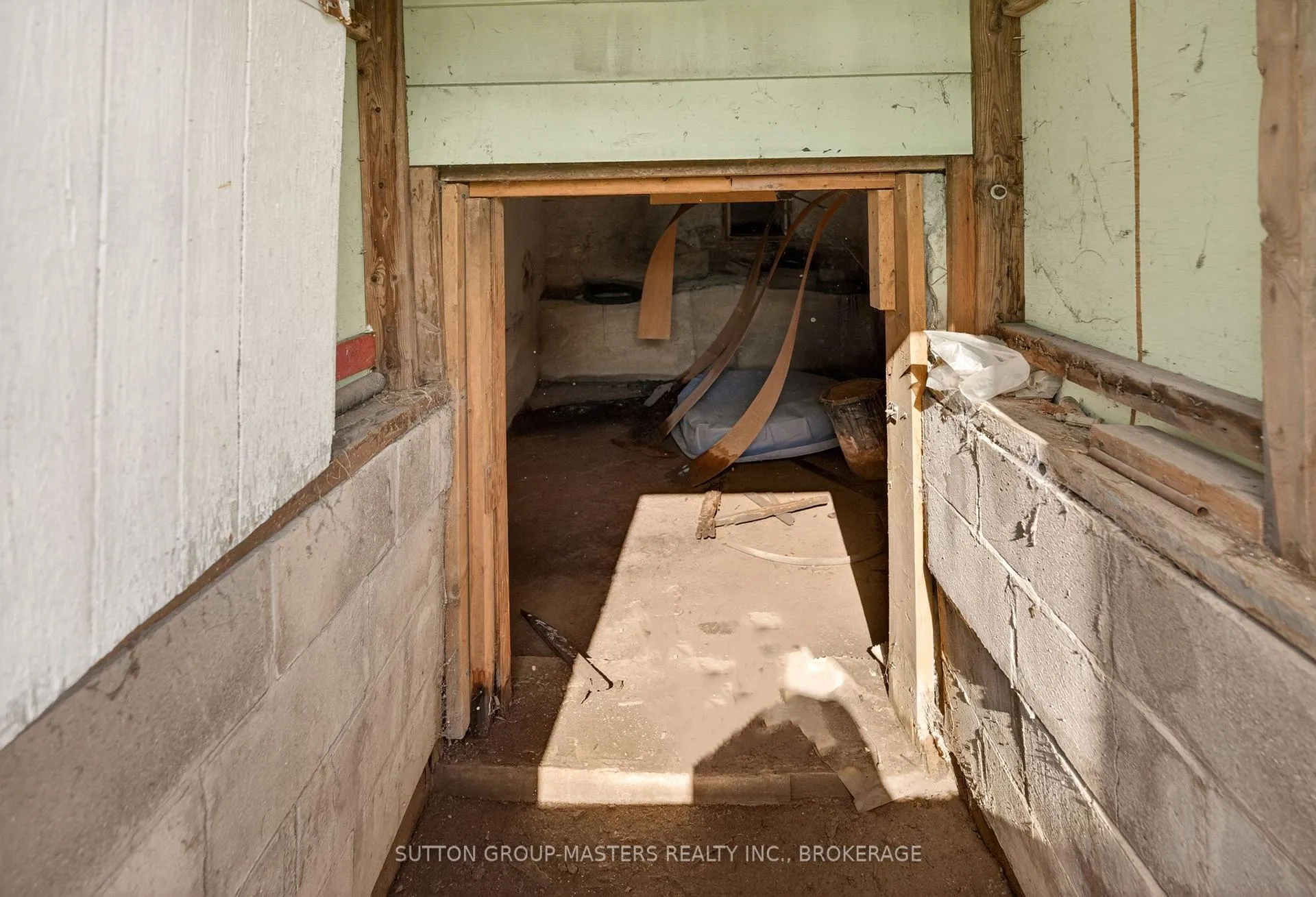 Photo 36 of 21 Connaught Street, Kingston, East of Sir John A. Blvd — HOMEH