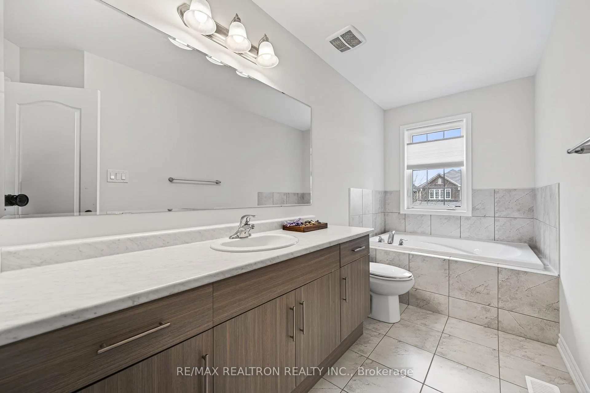 Photo 27 of 81 Enford Crescent, Brampton, Northwest Brampton — HOMEH