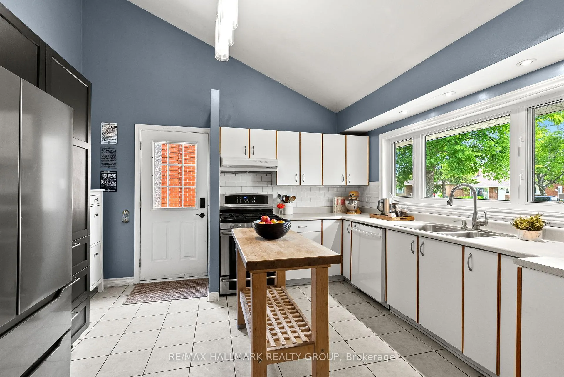 Photo 4 of 767 Adams Avenue, Ottawa, Elmvale Acres — HOMEH