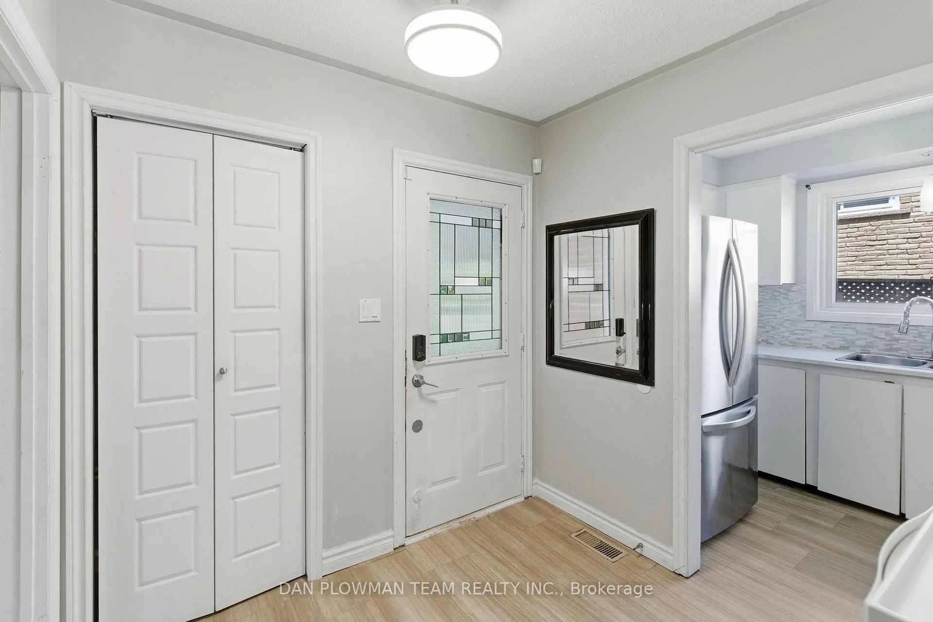 Photo 4 of 653 Berwick Crescent, Oshawa, McLaughlin — HOMEH