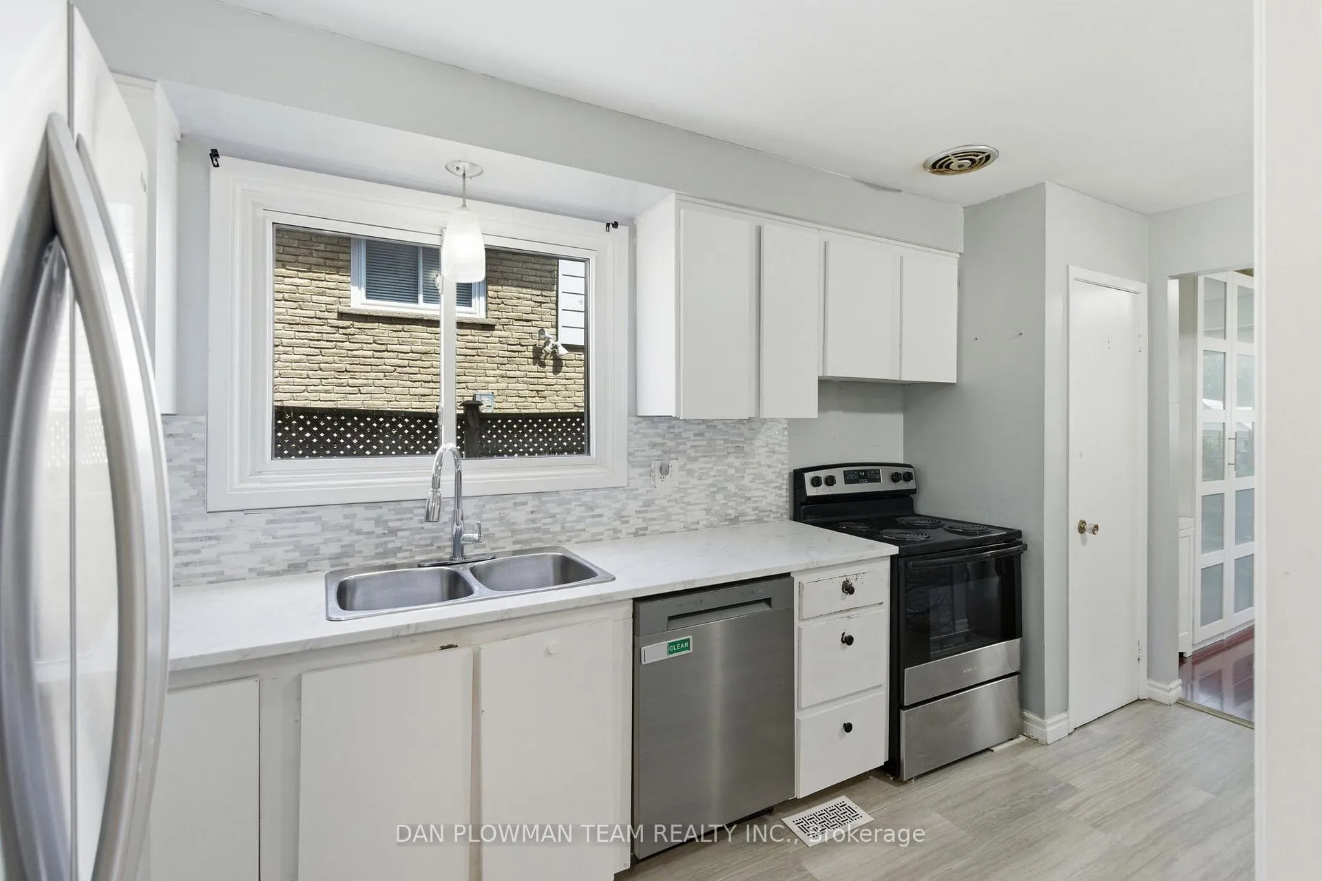 Photo 6 of 653 Berwick Crescent, Oshawa, McLaughlin — HOMEH
