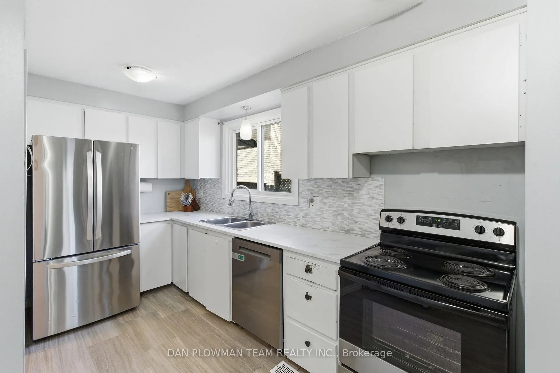 Photo 7 of 653 Berwick Crescent, Oshawa, McLaughlin — HOMEH