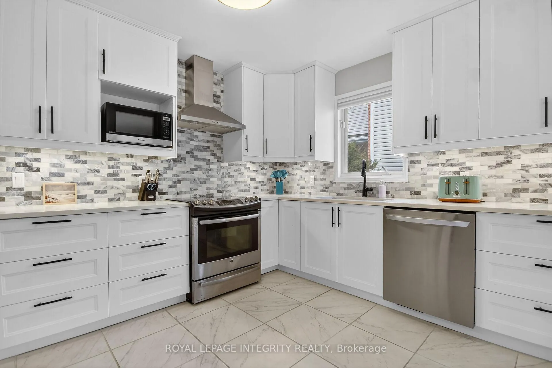 Photo 16 of 161 Longshire Circle, Ottawa, Barrhaven - Longfields — HOMEH
