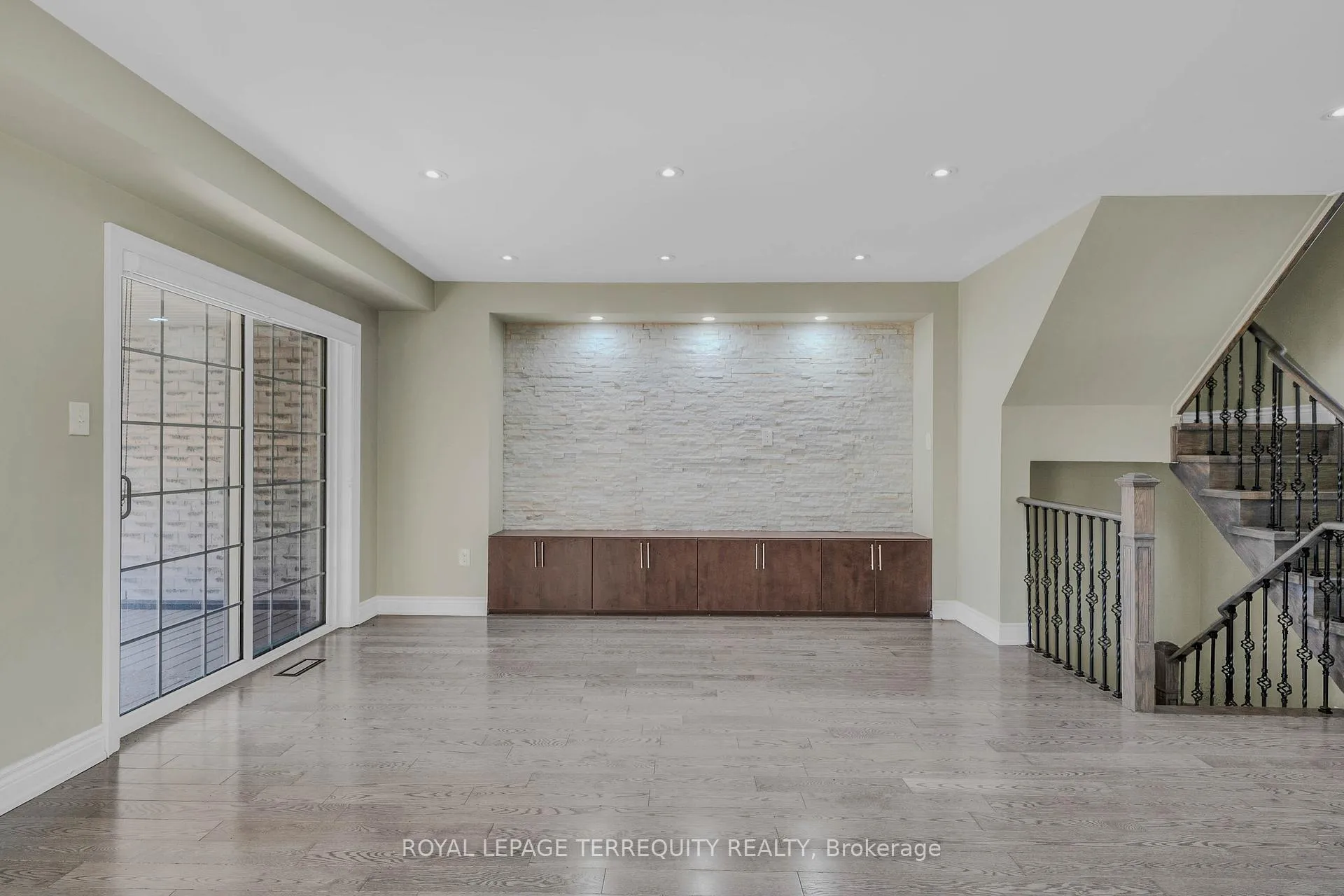 Photo 13 of 856 Audley Road N, Ajax, Central East — HOMEH