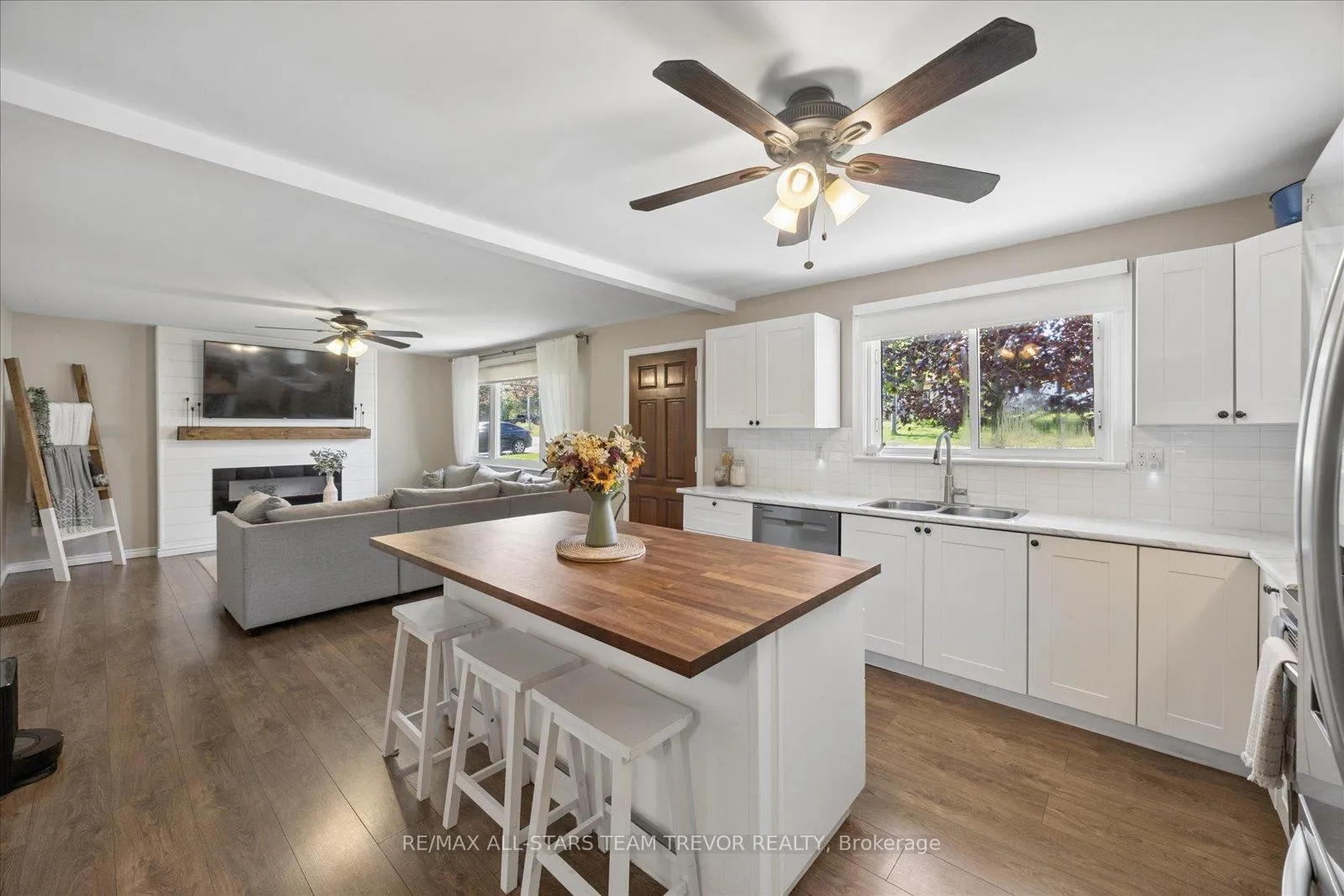 Photo 2 of 602 Simcoe Street, Brock, Beaverton — HOMEH
