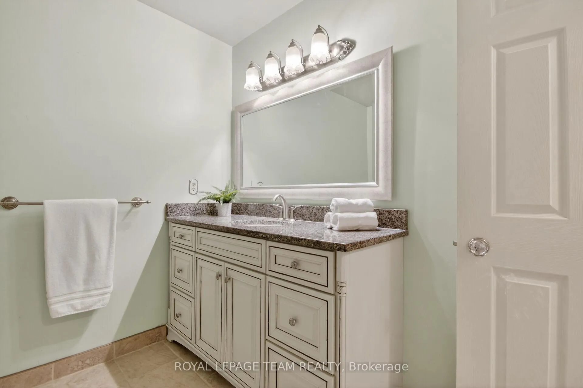 Photo 28 of 2456 Garmil Crescent, Ottawa, North Gower — HOMEH