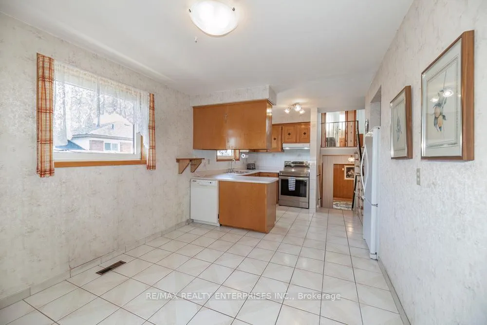 Photo 12 of 7368 Redstone Road, Mississauga, Malton — HOMEH