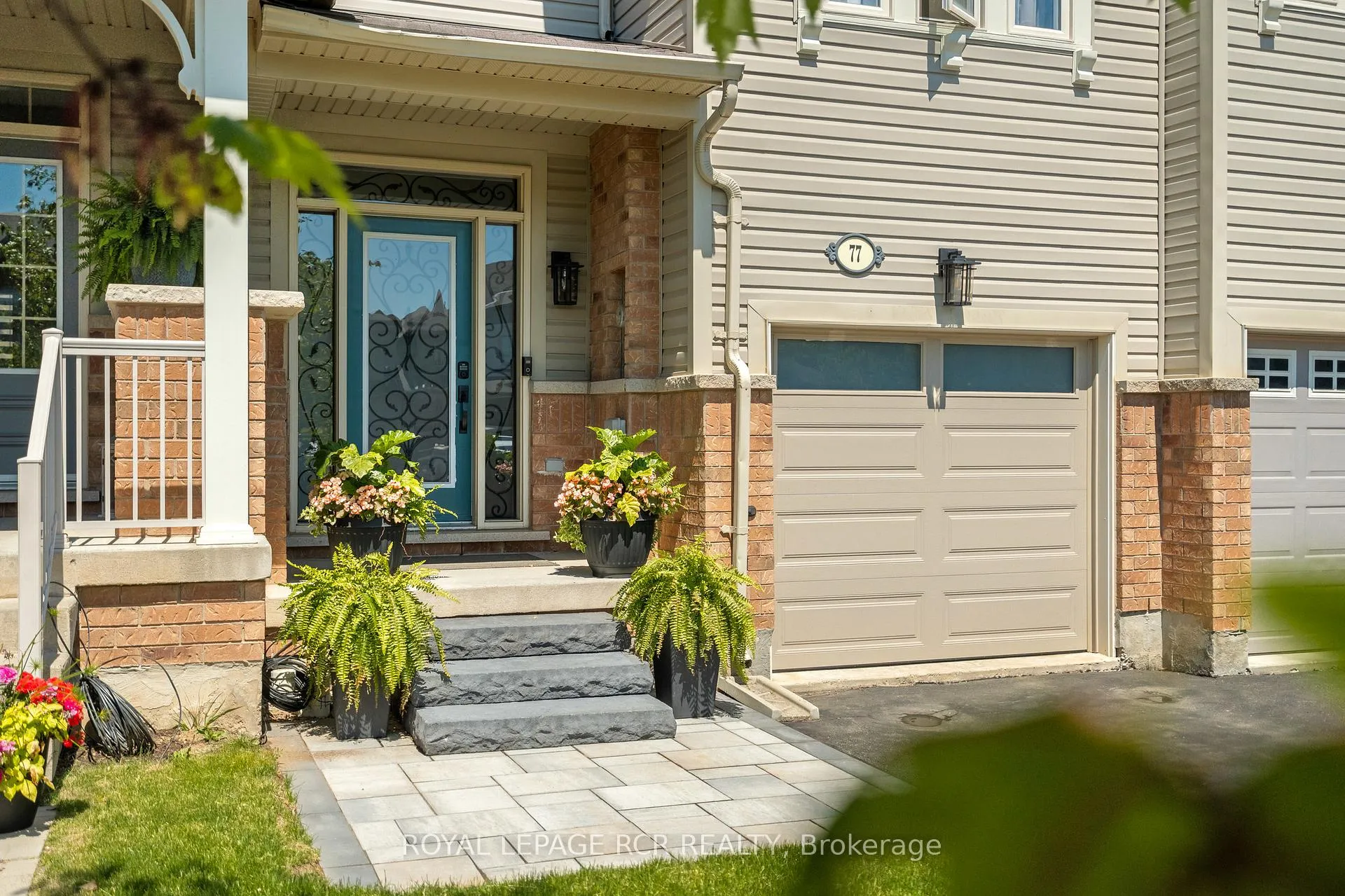 Photo 3 of 77 Cathedral Court, Hamilton, Waterdown — HOMEH