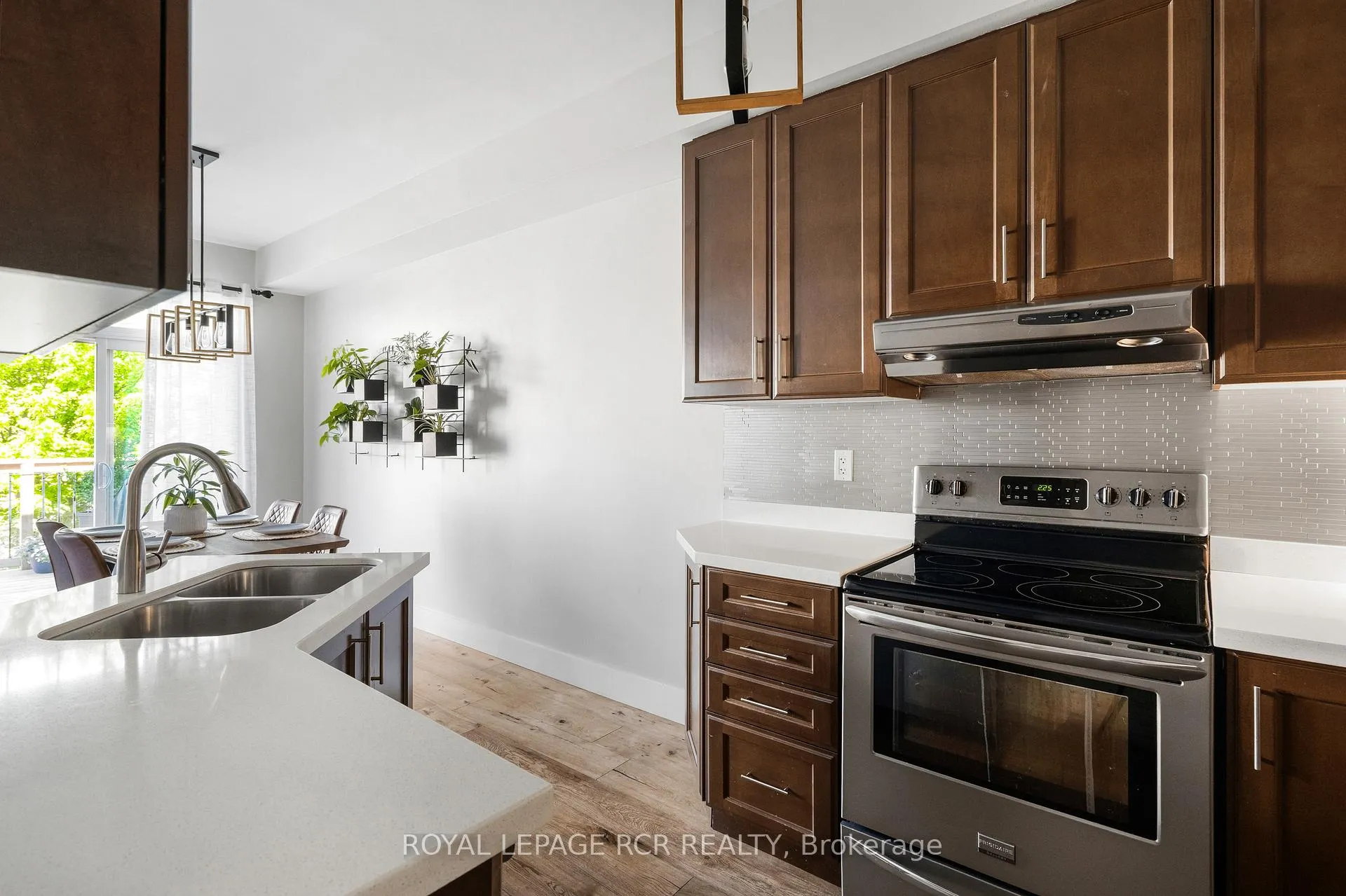 Photo 19 of 77 Cathedral Court, Hamilton, Waterdown — HOMEH