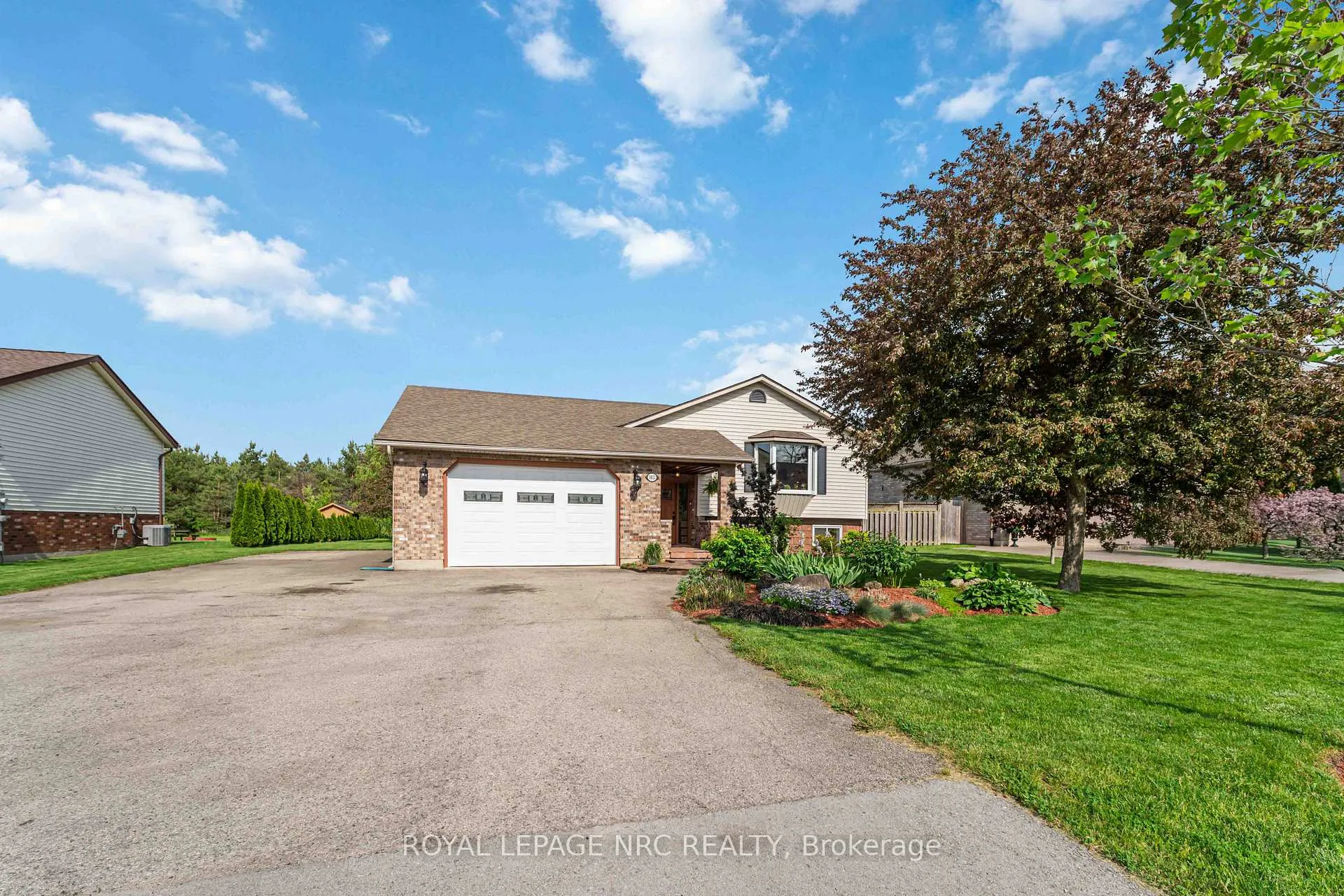 Photo 2 of 3821 19th Street, Grimsby, Grimsby Escarpment — HOMEH