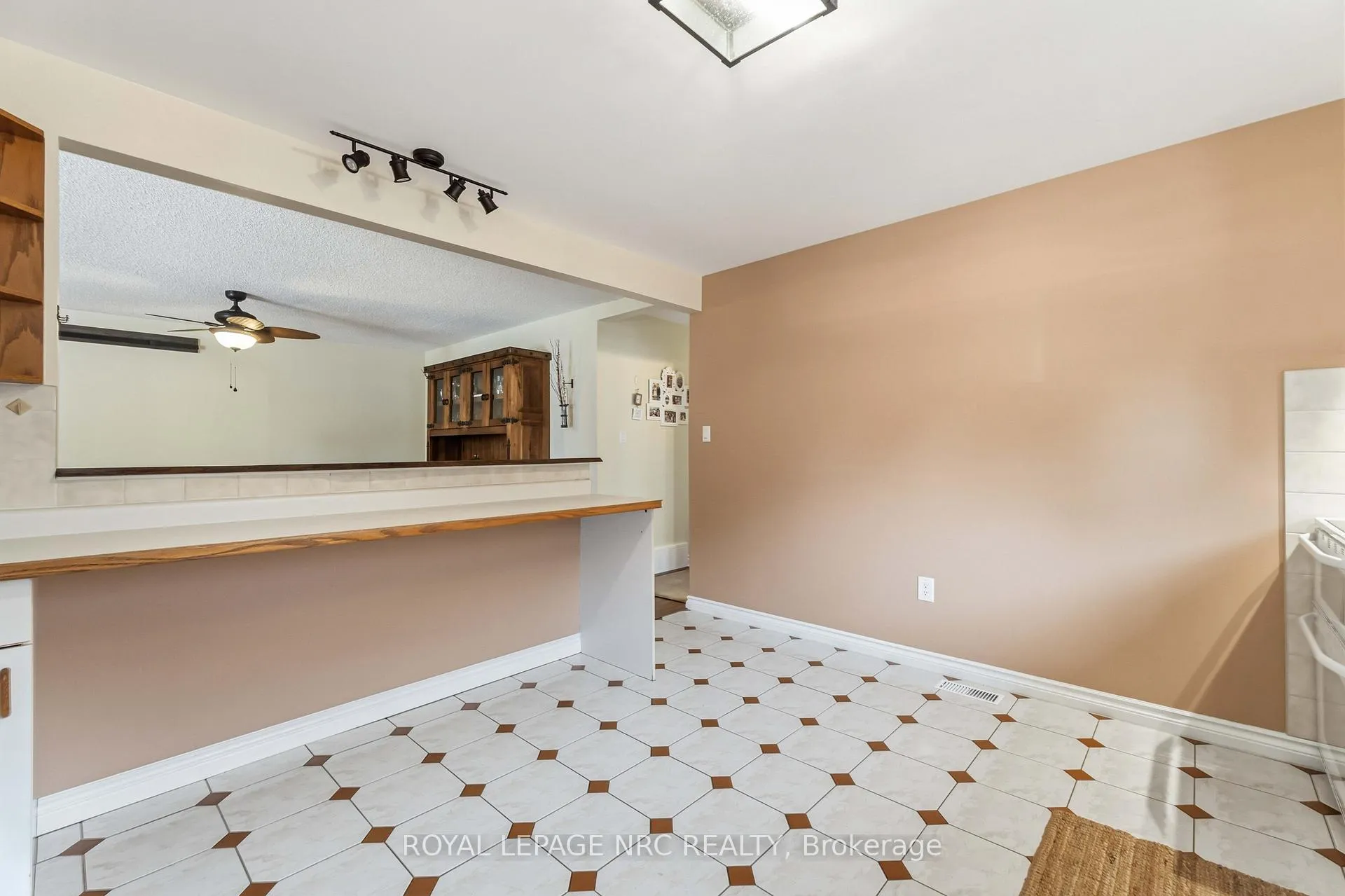 Photo 7 of 3821 19th Street, Grimsby, Grimsby Escarpment — HOMEH