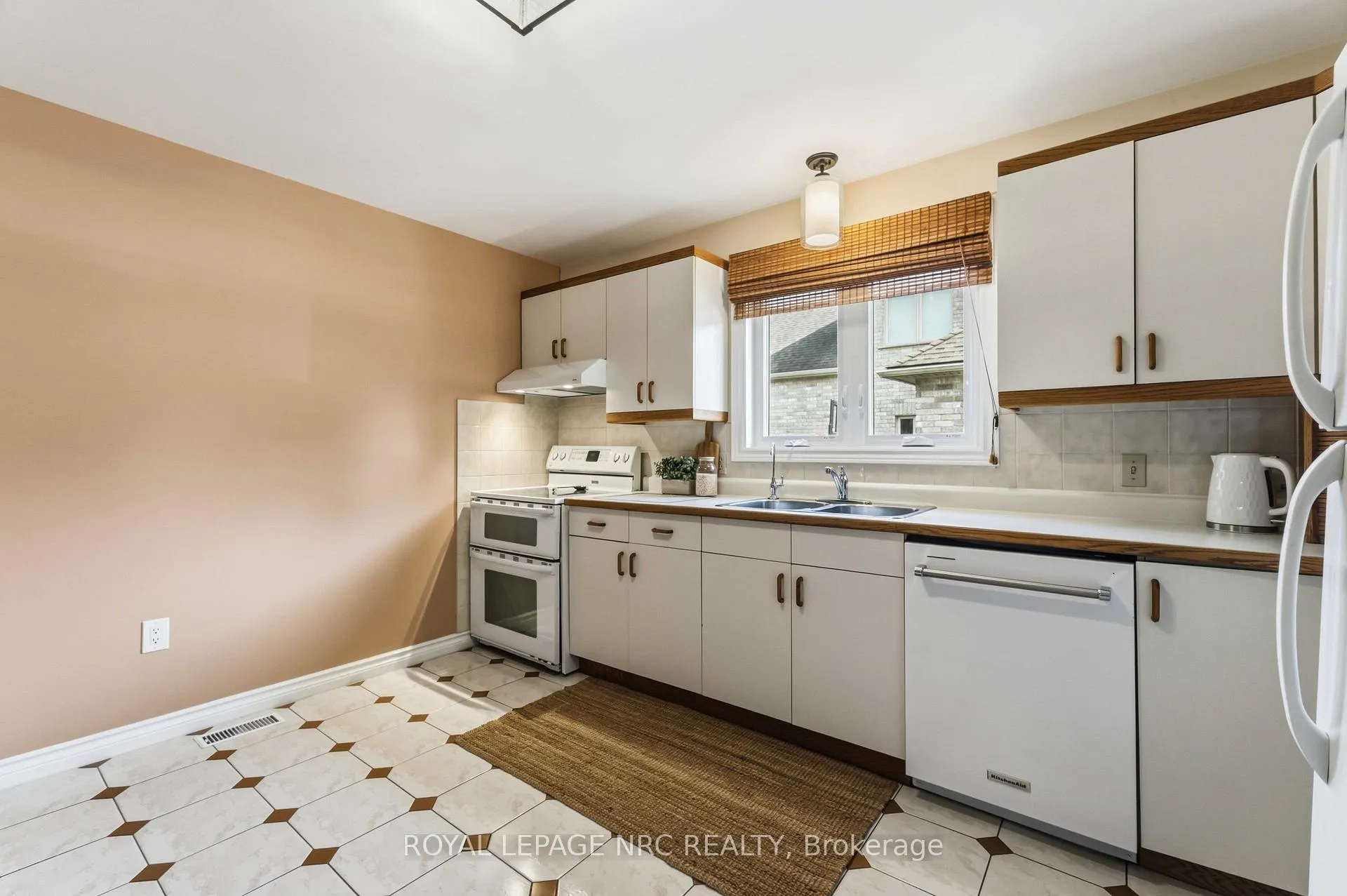 Photo 8 of 3821 19th Street, Grimsby, Grimsby Escarpment — HOMEH