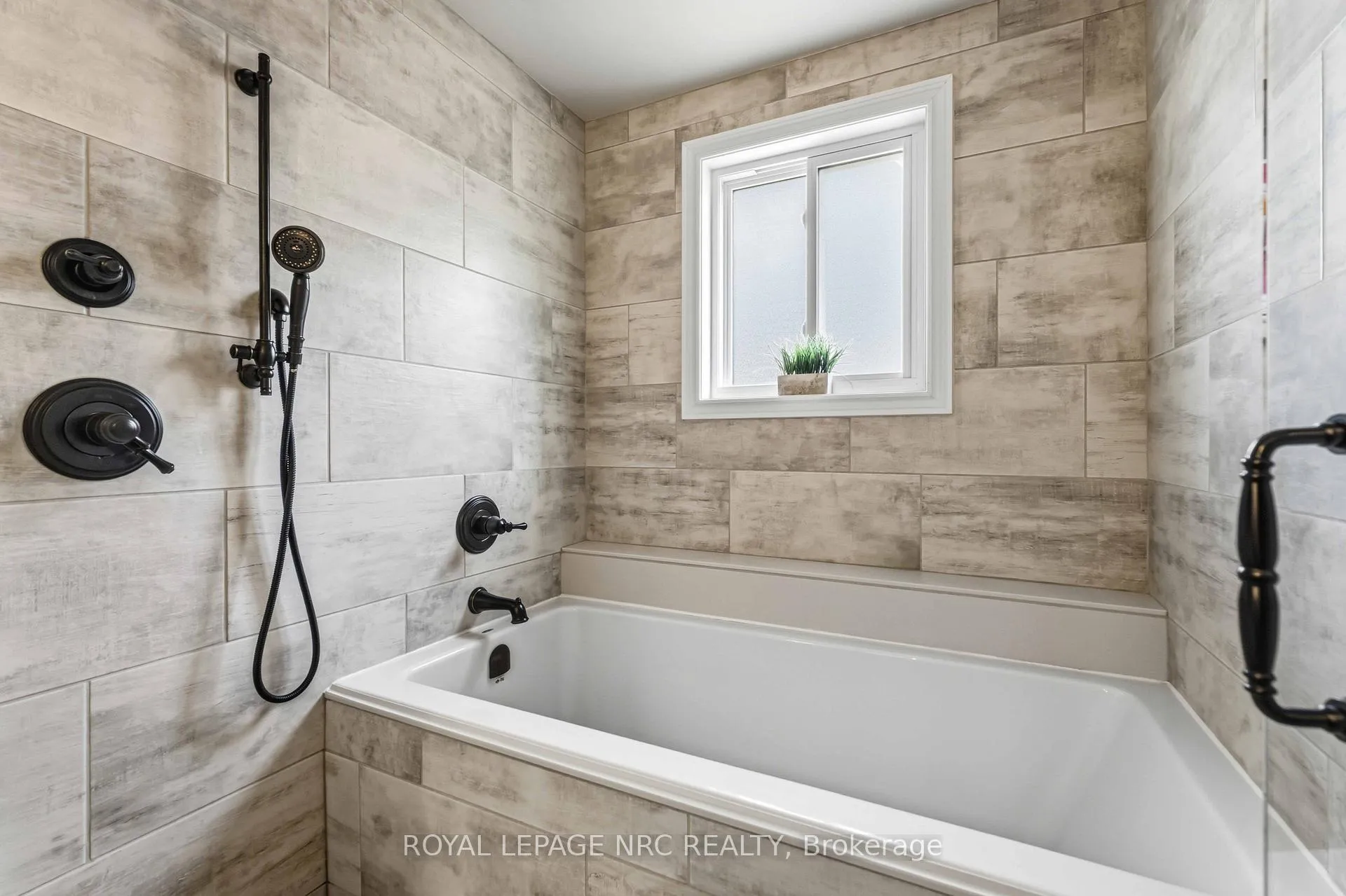 Photo 24 of 3821 19th Street, Grimsby, Grimsby Escarpment — HOMEH