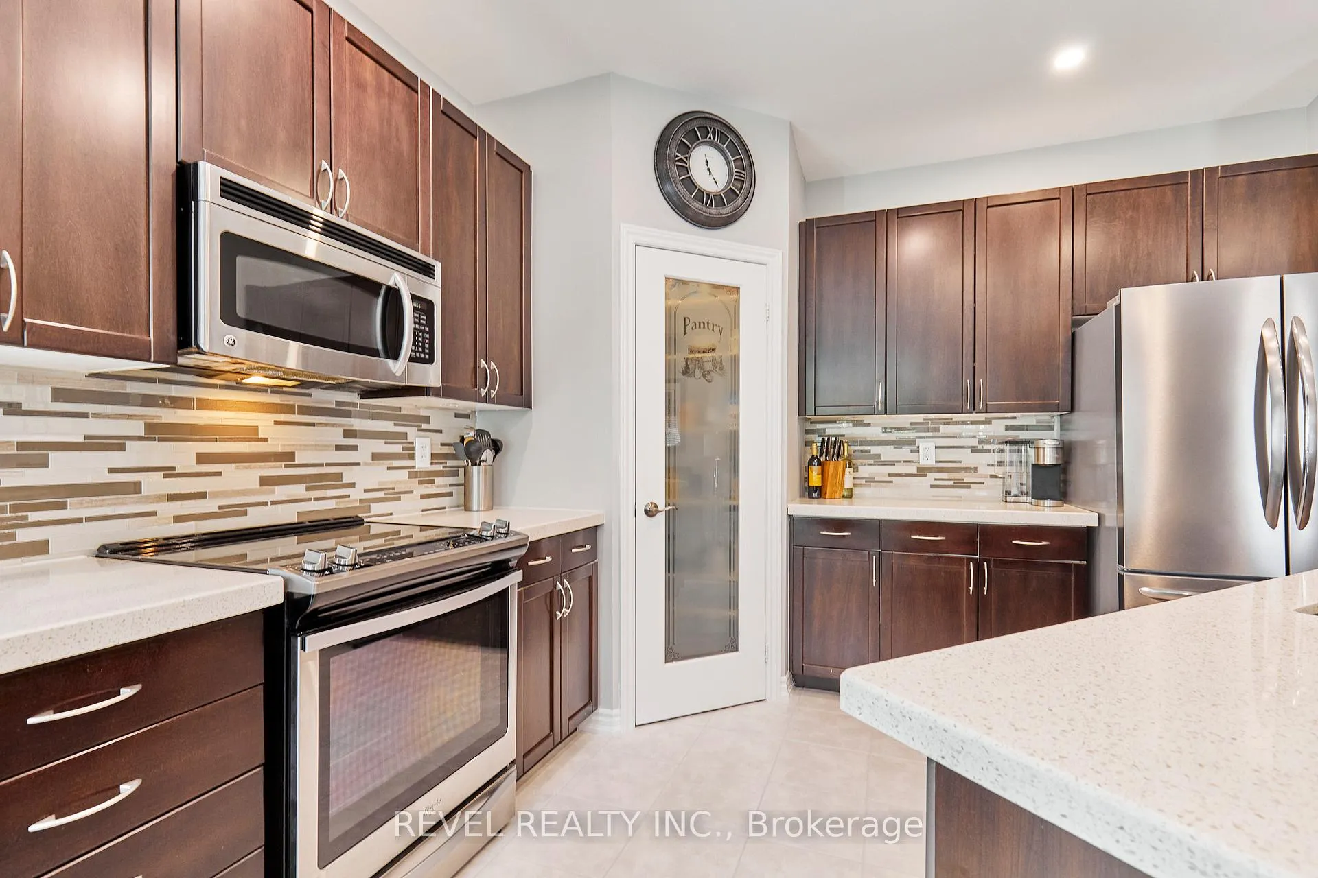 Photo 10 of 535 Kingsfield Loop, Oshawa, Samac — HOMEH