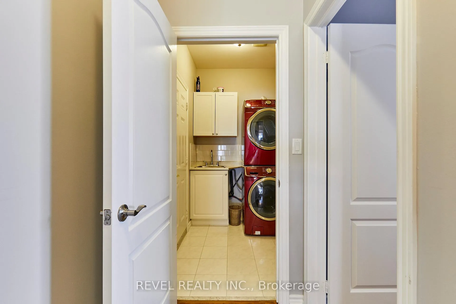 Photo 19 of 535 Kingsfield Loop, Oshawa, Samac — HOMEH